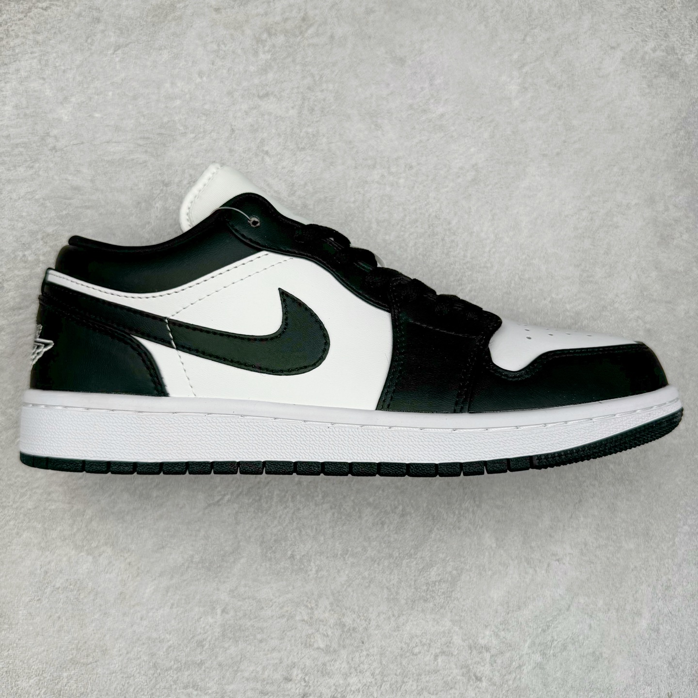 ＃福利特价 Air Jordan AJ1 Low 低帮系列 百分百全新货品 零氧化发霉 给足利润空间操作 超乎所想的高性价比 原装楦头纸板开发 完美鞋型 超高清洁度 鞋型不臃肿别扭 原厂内置全掌气垫 A模大底 鞋舌AJ原厂专用牛津布 AJ专用反口珍珠布 原厂无杂质高弹内里海棉 特殊封边弹力鞋带 原鞋开模 拒绝公底 购置公司同步原材料 都有细节原汁原味 忠于原版 尺码：36 36.5 37.5 38 38.5 39 40 40.5 41 42 42.5 43 44 44.5 45 46-选品中心