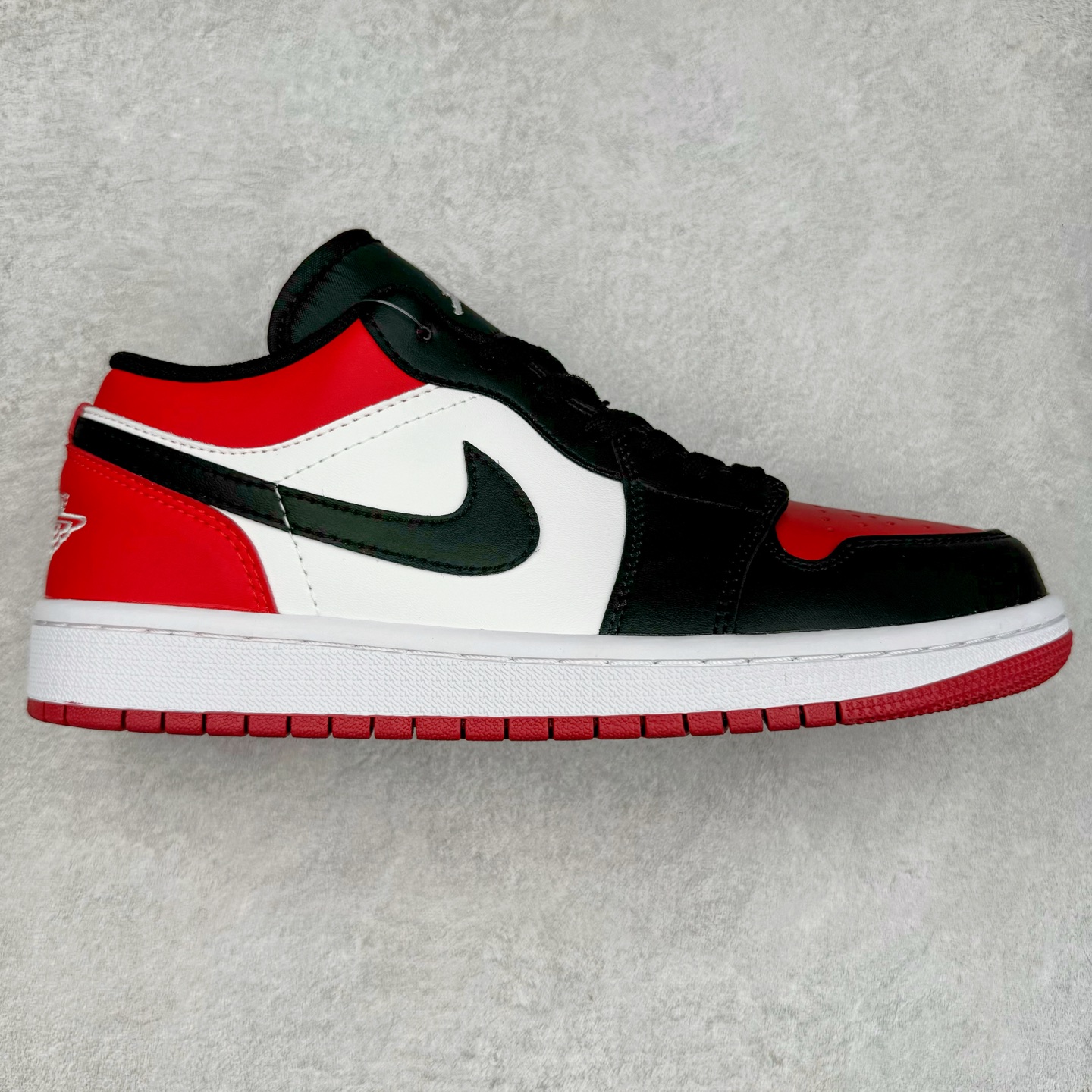 ＃福利特价 Air Jordan AJ1 Low 低帮系列 百分百全新货品 零氧化发霉 给足利润空间操作 超乎所想的高性价比 原装楦头纸板开发 完美鞋型 超高清洁度 鞋型不臃肿别扭 原厂内置全掌气垫 A模大底 鞋舌AJ原厂专用牛津布 AJ专用反口珍珠布 原厂无杂质高弹内里海棉 特殊封边弹力鞋带 原鞋开模 拒绝公底 购置公司同步原材料 都有细节原汁原味 忠于原版 尺码：36 36.5 37.5 38 38.5 39 40 40.5 41 42 42.5 43 44 44.5 45 46-选品中心