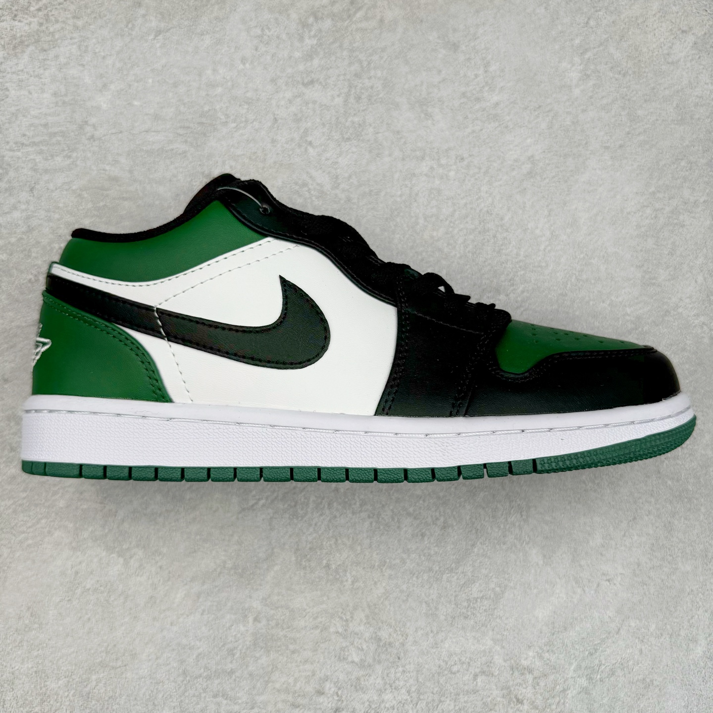 图片[7]-＃福利特价 Air Jordan AJ1 Low 低帮系列 百分百全新货品 零氧化发霉 给足利润空间操作 超乎所想的高性价比 原装楦头纸板开发 完美鞋型 超高清洁度 鞋型不臃肿别扭 原厂内置全掌气垫 A模大底 鞋舌AJ原厂专用牛津布 AJ专用反口珍珠布 原厂无杂质高弹内里海棉 特殊封边弹力鞋带 原鞋开模 拒绝公底 购置公司同步原材料 都有细节原汁原味 忠于原版 尺码：36 36.5 37.5 38 38.5 39 40 40.5 41 42 42.5 43 44 44.5 45 46-选品中心