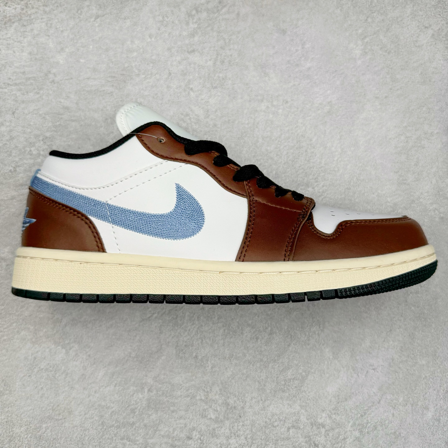 图片[4]-＃福利特价 Air Jordan AJ1 Low 低帮系列 百分百全新货品 零氧化发霉 给足利润空间操作 超乎所想的高性价比 原装楦头纸板开发 完美鞋型 超高清洁度 鞋型不臃肿别扭 原厂内置全掌气垫 A模大底 鞋舌AJ原厂专用牛津布 AJ专用反口珍珠布 原厂无杂质高弹内里海棉 特殊封边弹力鞋带 原鞋开模 拒绝公底 购置公司同步原材料 都有细节原汁原味 忠于原版 尺码：36 36.5 37.5 38 38.5 39 40 40.5 41 42 42.5 43 44 44.5 45 46-选品中心