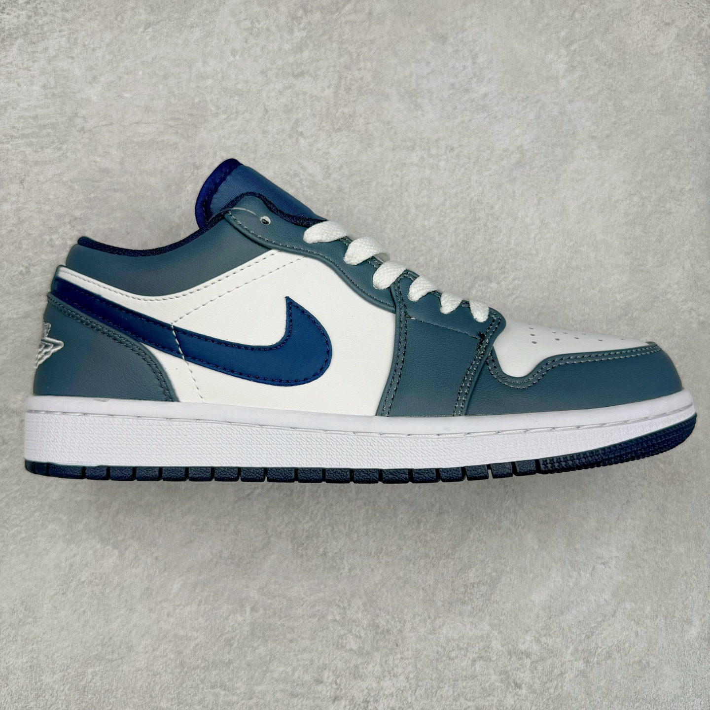 图片[3]-＃福利特价 Air Jordan AJ1 Low 低帮系列 百分百全新货品 零氧化发霉 给足利润空间操作 超乎所想的高性价比 原装楦头纸板开发 完美鞋型 超高清洁度 鞋型不臃肿别扭 原厂内置全掌气垫 A模大底 鞋舌AJ原厂专用牛津布 AJ专用反口珍珠布 原厂无杂质高弹内里海棉 特殊封边弹力鞋带 原鞋开模 拒绝公底 购置公司同步原材料 都有细节原汁原味 忠于原版 尺码：36 36.5 37.5 38 38.5 39 40 40.5 41 42 42.5 43 44 44.5 45 46-选品中心