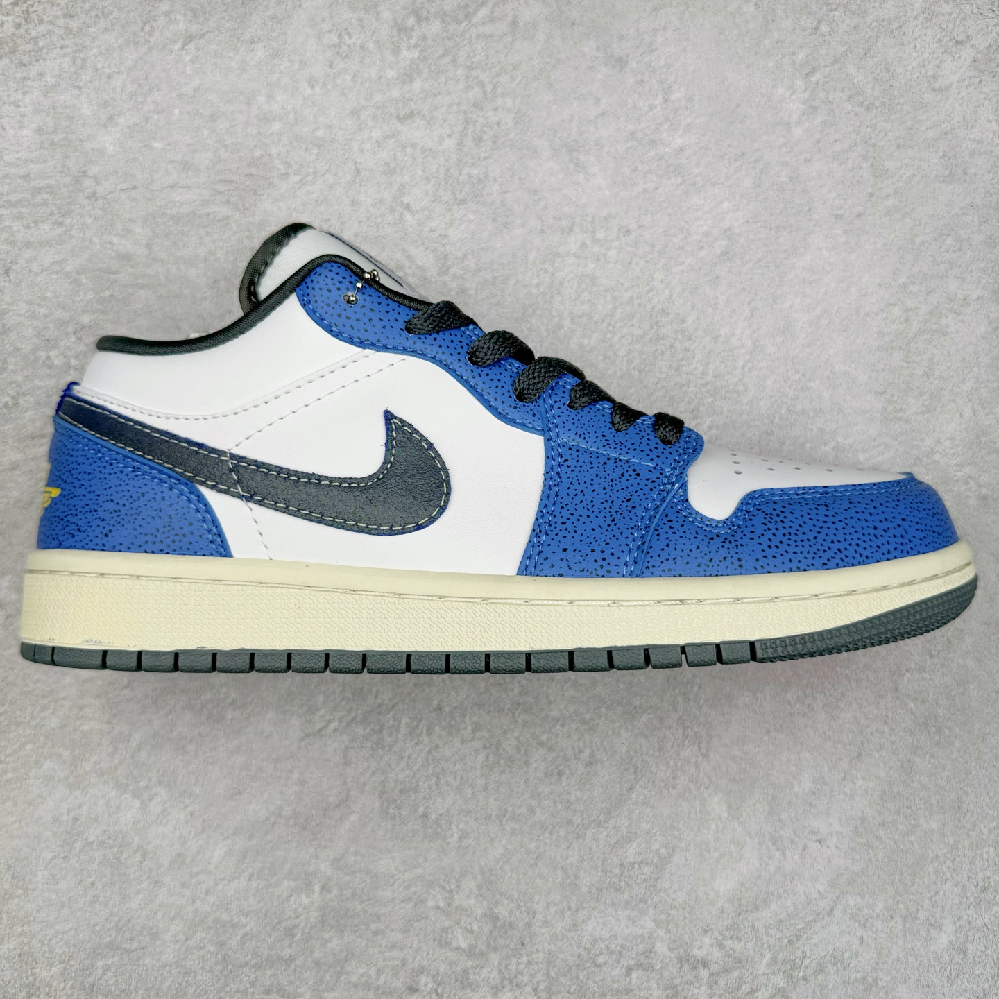 ＃福利特价 Air Jordan AJ1 Low 低帮系列 百分百全新货品 零氧化发霉 给足利润空间操作 超乎所想的高性价比 原装楦头纸板开发 完美鞋型 超高清洁度 鞋型不臃肿别扭 原厂内置全掌气垫 A模大底 鞋舌AJ原厂专用牛津布 AJ专用反口珍珠布 原厂无杂质高弹内里海棉 特殊封边弹力鞋带 原鞋开模 拒绝公底 购置公司同步原材料 都有细节原汁原味 忠于原版 尺码：36 36.5 37.5 38 38.5 39 40 40.5 41 42 42.5 43 44 44.5 45 46-选品中心