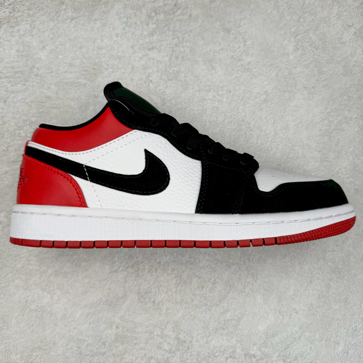 图片[2]-＃福利特价 Air Jordan AJ1 Low 低帮系列 百分百全新货品 零氧化发霉 给足利润空间操作 超乎所想的高性价比 原装楦头纸板开发 完美鞋型 超高清洁度 鞋型不臃肿别扭 原厂内置全掌气垫 A模大底 鞋舌AJ原厂专用牛津布 AJ专用反口珍珠布 原厂无杂质高弹内里海棉 特殊封边弹力鞋带 原鞋开模 拒绝公底 购置公司同步原材料 都有细节原汁原味 忠于原版 尺码：36 36.5 37.5 38 38.5 39 40 40.5 41 42 42.5 43 44 44.5 45 46-选品中心