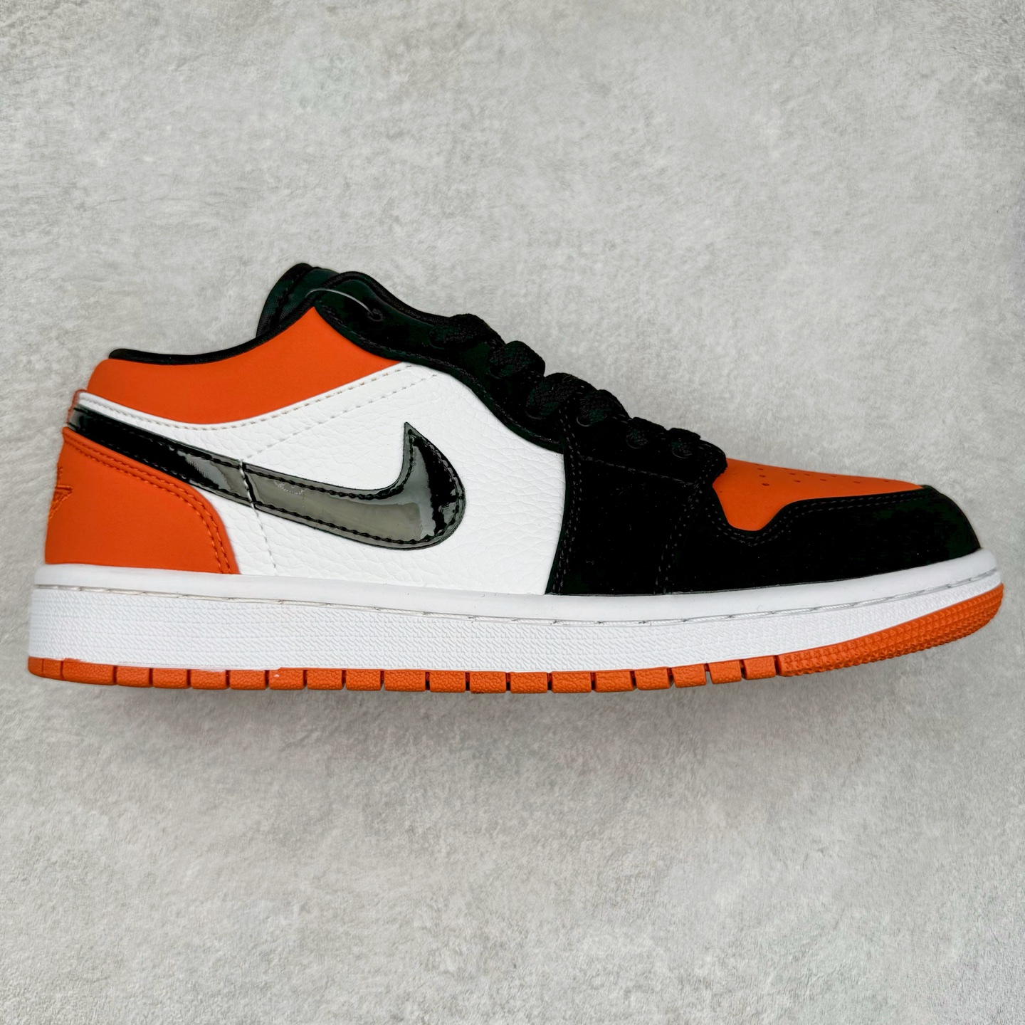 图片[5]-＃福利特价 Air Jordan AJ1 Low 低帮系列 百分百全新货品 零氧化发霉 给足利润空间操作 超乎所想的高性价比 原装楦头纸板开发 完美鞋型 超高清洁度 鞋型不臃肿别扭 原厂内置全掌气垫 A模大底 鞋舌AJ原厂专用牛津布 AJ专用反口珍珠布 原厂无杂质高弹内里海棉 特殊封边弹力鞋带 原鞋开模 拒绝公底 购置公司同步原材料 都有细节原汁原味 忠于原版 尺码：36 36.5 37.5 38 38.5 39 40 40.5 41 42 42.5 43 44 44.5 45 46-选品中心