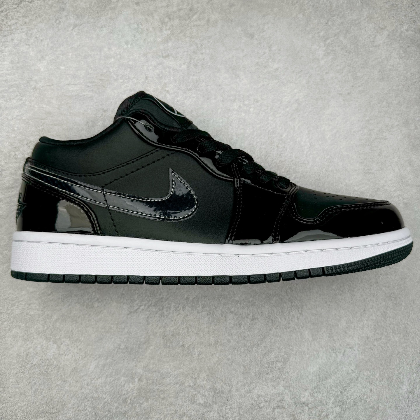 图片[6]-＃福利特价 Air Jordan AJ1 Low 低帮系列 百分百全新货品 零氧化发霉 给足利润空间操作 超乎所想的高性价比 原装楦头纸板开发 完美鞋型 超高清洁度 鞋型不臃肿别扭 原厂内置全掌气垫 A模大底 鞋舌AJ原厂专用牛津布 AJ专用反口珍珠布 原厂无杂质高弹内里海棉 特殊封边弹力鞋带 原鞋开模 拒绝公底 购置公司同步原材料 都有细节原汁原味 忠于原版 尺码：36 36.5 37.5 38 38.5 39 40 40.5 41 42 42.5 43 44 44.5 45 46-选品中心