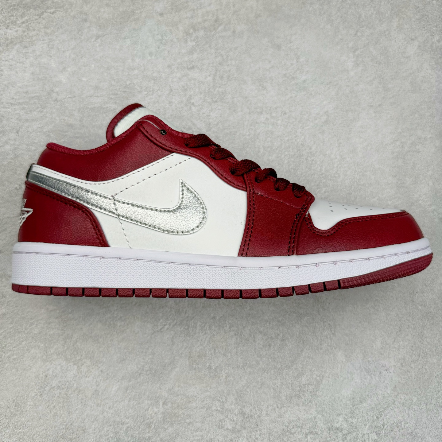 图片[8]-＃福利特价 Air Jordan AJ1 Low 低帮系列 百分百全新货品 零氧化发霉 给足利润空间操作 超乎所想的高性价比 原装楦头纸板开发 完美鞋型 超高清洁度 鞋型不臃肿别扭 原厂内置全掌气垫 A模大底 鞋舌AJ原厂专用牛津布 AJ专用反口珍珠布 原厂无杂质高弹内里海棉 特殊封边弹力鞋带 原鞋开模 拒绝公底 购置公司同步原材料 都有细节原汁原味 忠于原版 尺码：36 36.5 37.5 38 38.5 39 40 40.5 41 42 42.5 43 44 44.5 45 46-选品中心