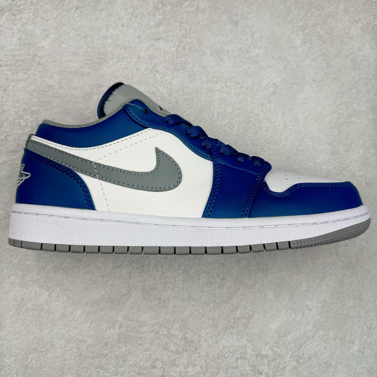 图片[7]-＃福利特价 Air Jordan AJ1 Low 低帮系列 百分百全新货品 零氧化发霉 给足利润空间操作 超乎所想的高性价比 原装楦头纸板开发 完美鞋型 超高清洁度 鞋型不臃肿别扭 原厂内置全掌气垫 A模大底 鞋舌AJ原厂专用牛津布 AJ专用反口珍珠布 原厂无杂质高弹内里海棉 特殊封边弹力鞋带 原鞋开模 拒绝公底 购置公司同步原材料 都有细节原汁原味 忠于原版 尺码：36 36.5 37.5 38 38.5 39 40 40.5 41 42 42.5 43 44 44.5 45 46-选品中心