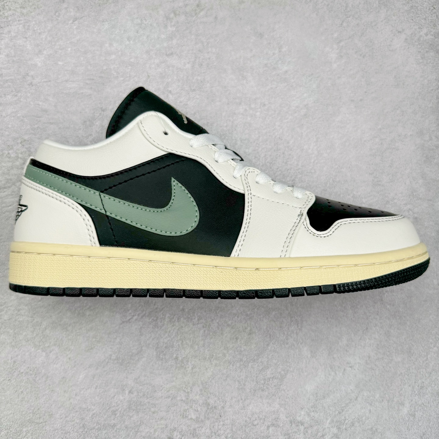 图片[9]-＃福利特价 Air Jordan AJ1 Low 低帮系列 百分百全新货品 零氧化发霉 给足利润空间操作 超乎所想的高性价比 原装楦头纸板开发 完美鞋型 超高清洁度 鞋型不臃肿别扭 原厂内置全掌气垫 A模大底 鞋舌AJ原厂专用牛津布 AJ专用反口珍珠布 原厂无杂质高弹内里海棉 特殊封边弹力鞋带 原鞋开模 拒绝公底 购置公司同步原材料 都有细节原汁原味 忠于原版 尺码：36 36.5 37.5 38 38.5 39 40 40.5 41 42 42.5 43 44 44.5 45 46-选品中心