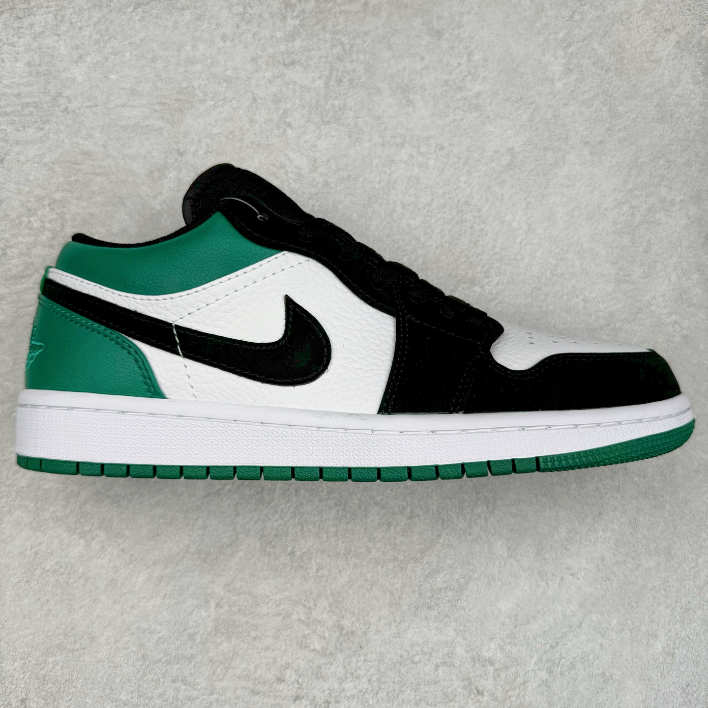 图片[6]-＃福利特价 Air Jordan AJ1 Low 低帮系列 百分百全新货品 零氧化发霉 给足利润空间操作 超乎所想的高性价比 原装楦头纸板开发 完美鞋型 超高清洁度 鞋型不臃肿别扭 原厂内置全掌气垫 A模大底 鞋舌AJ原厂专用牛津布 AJ专用反口珍珠布 原厂无杂质高弹内里海棉 特殊封边弹力鞋带 原鞋开模 拒绝公底 购置公司同步原材料 都有细节原汁原味 忠于原版 尺码：36 36.5 37.5 38 38.5 39 40 40.5 41 42 42.5 43 44 44.5 45 46-选品中心