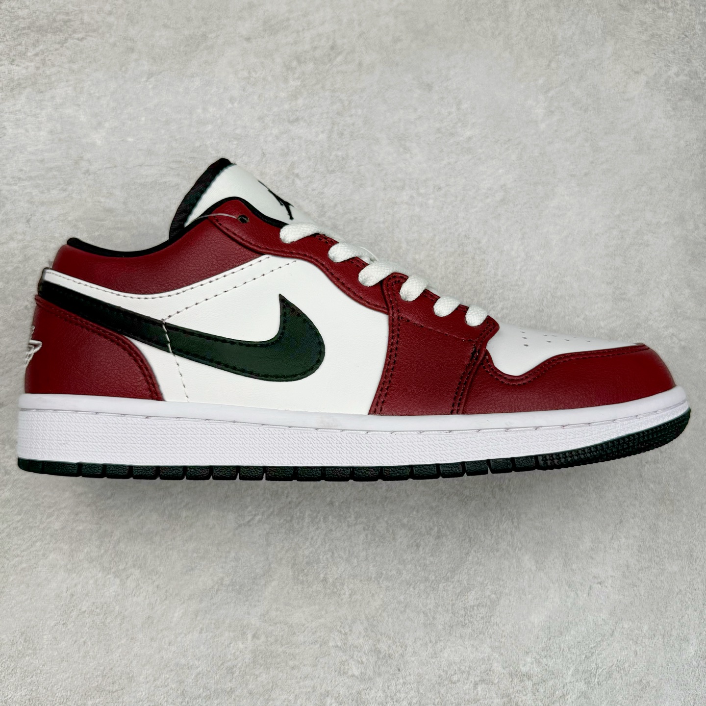 ＃福利特价 Air Jordan AJ1 Low 低帮系列 百分百全新货品 零氧化发霉 给足利润空间操作 超乎所想的高性价比 原装楦头纸板开发 完美鞋型 超高清洁度 鞋型不臃肿别扭 原厂内置全掌气垫 A模大底 鞋舌AJ原厂专用牛津布 AJ专用反口珍珠布 原厂无杂质高弹内里海棉 特殊封边弹力鞋带 原鞋开模 拒绝公底 购置公司同步原材料 都有细节原汁原味 忠于原版 尺码：36 36.5 37.5 38 38.5 39 40 40.5 41 42 42.5 43 44 44.5 45 46-选品中心