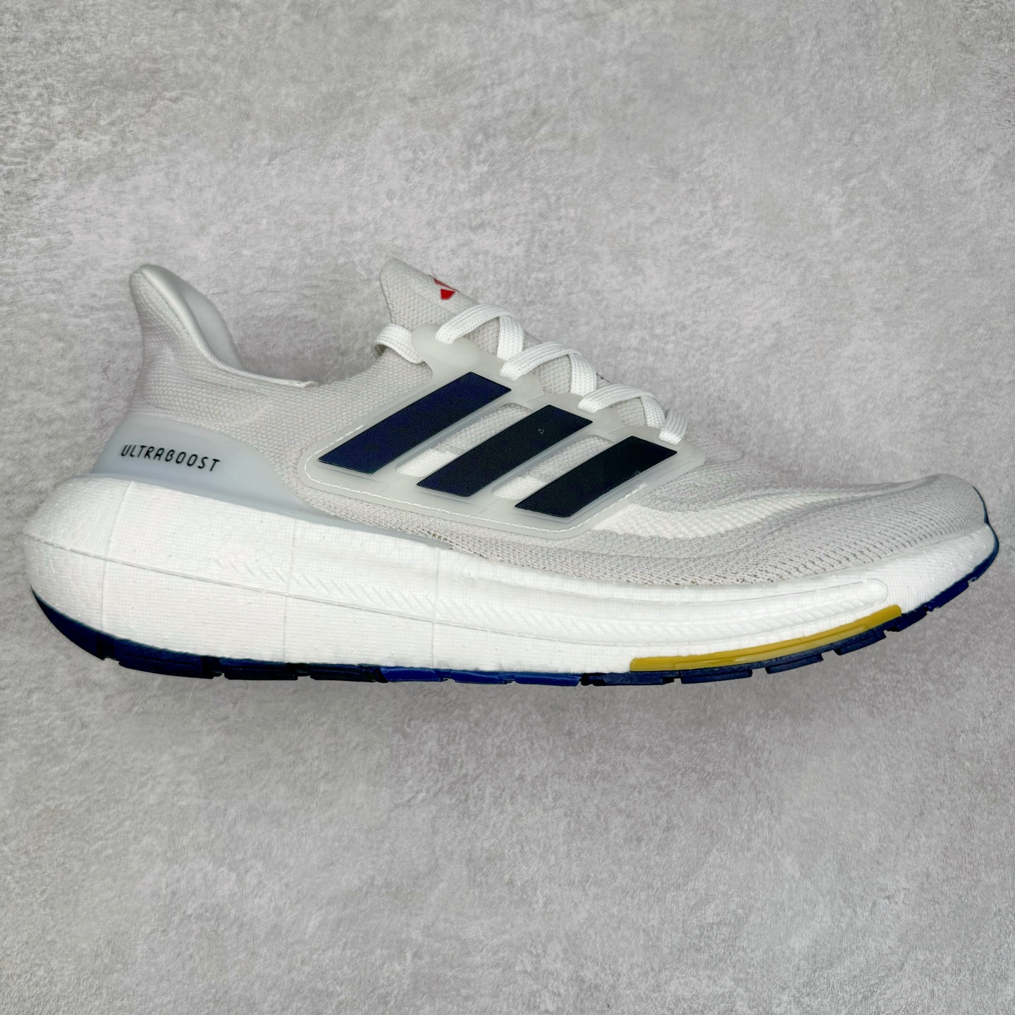 图片[3]-＃纯原福利 AD Ultra Boost Light UB2023系列低帮袜套式针织透气缓震休闲运动慢跑鞋 历经10年不断创新以科技重塑跑步推出全新超轻新科技跑鞋 力求为跑步添活力 搭载LIGHT BOOST中底的新鲜演绎 无论节奏快慢、距离长短 伴你活力畅跑 延续了该系列的设计语言 采用分区编织鞋面 鞋头处网眼孔洞更大 提升透气性 一体式鞋舌 避免运动中出现偏移 实现鞋脚一体性 鞋侧 TPU 材质 有效提供支撑性 镂空的设计 同时减轻整体重量 最明显的则是中底部分 不仅是厚度夸张 大家最熟悉的 Boost 材质终于迎来升级 减重 30% 带来更轻量化的上脚感受 尺码：36 36.5 37 38 38.5 39 40 40.5 41 42 42.5 43 44 44.5 45-选品中心