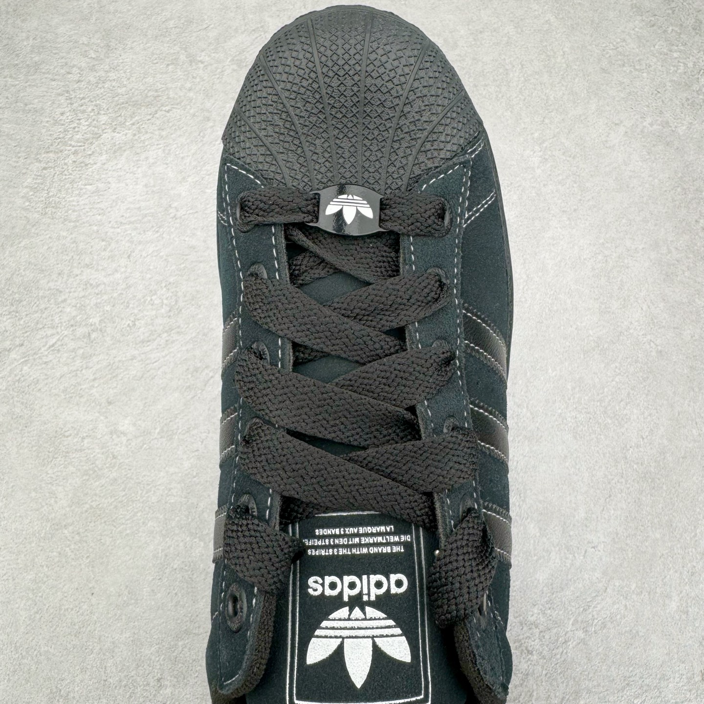 图片[4]-AD Originals Superstar 经典复古贝壳头板鞋 JH5470 诞生于1969年 是第一双将全皮面鞋 身与橡胶鞋头结合在一起的低帮篮球鞋 Superstar最开始 是作为高帮篮球鞋Pro Model的低帮版本而出现的 但因为其独特和醒目的橡胶鞋头造型而让大家熟知 被大家形象地称为\\\”shelltoe\\\”贝壳头 在70年代的美国职业篮球场上 接近3/4的NBA球员都将这双Superstar作为场上用鞋 80年代之后 经过不断的改良和发展 Superstar逐渐成为横跨时装、音乐、街头文化、休闲和运动等各大领域的时尚潮鞋 尺码：36 36.5 37 38 38.5 39 40 40.5 41 42 42.5 43 44 44.5 45-选品中心