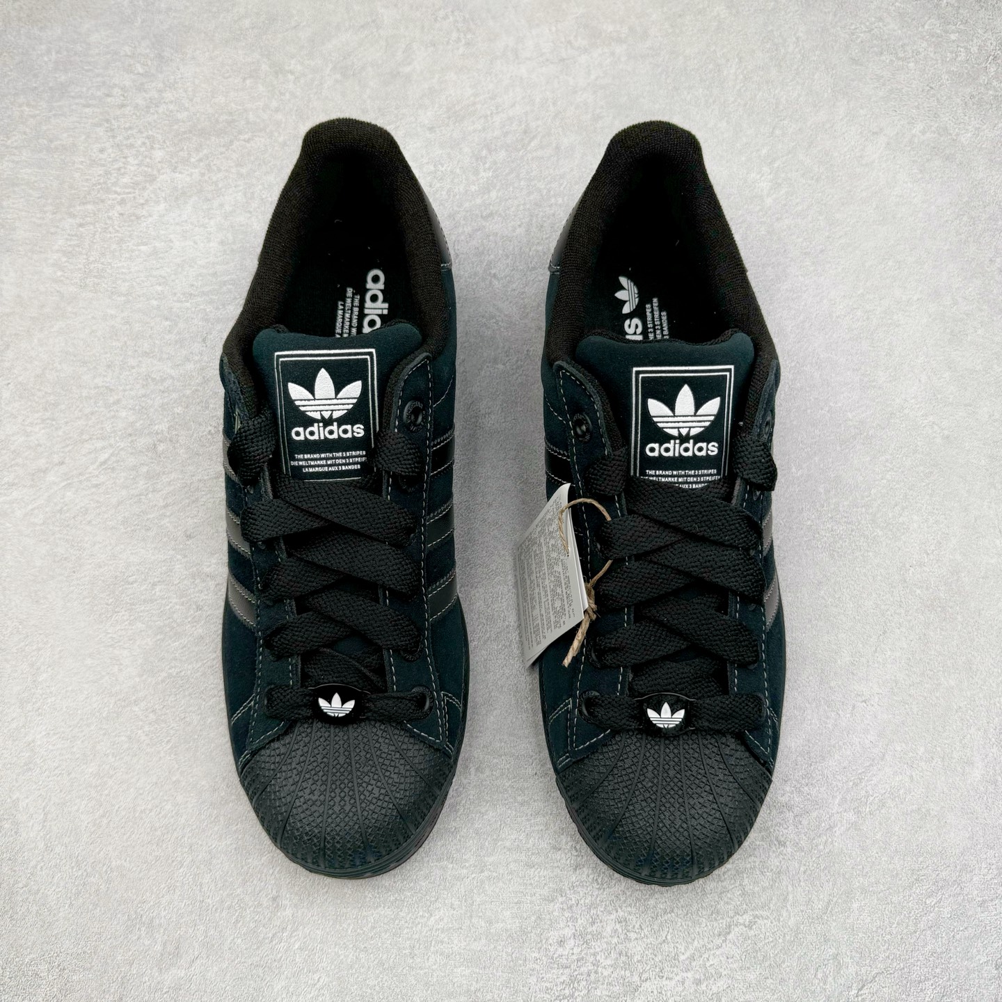 图片[2]-AD Originals Superstar 经典复古贝壳头板鞋 JH5470 诞生于1969年 是第一双将全皮面鞋 身与橡胶鞋头结合在一起的低帮篮球鞋 Superstar最开始 是作为高帮篮球鞋Pro Model的低帮版本而出现的 但因为其独特和醒目的橡胶鞋头造型而让大家熟知 被大家形象地称为\\\”shelltoe\\\”贝壳头 在70年代的美国职业篮球场上 接近3/4的NBA球员都将这双Superstar作为场上用鞋 80年代之后 经过不断的改良和发展 Superstar逐渐成为横跨时装、音乐、街头文化、休闲和运动等各大领域的时尚潮鞋 尺码：36 36.5 37 38 38.5 39 40 40.5 41 42 42.5 43 44 44.5 45-选品中心