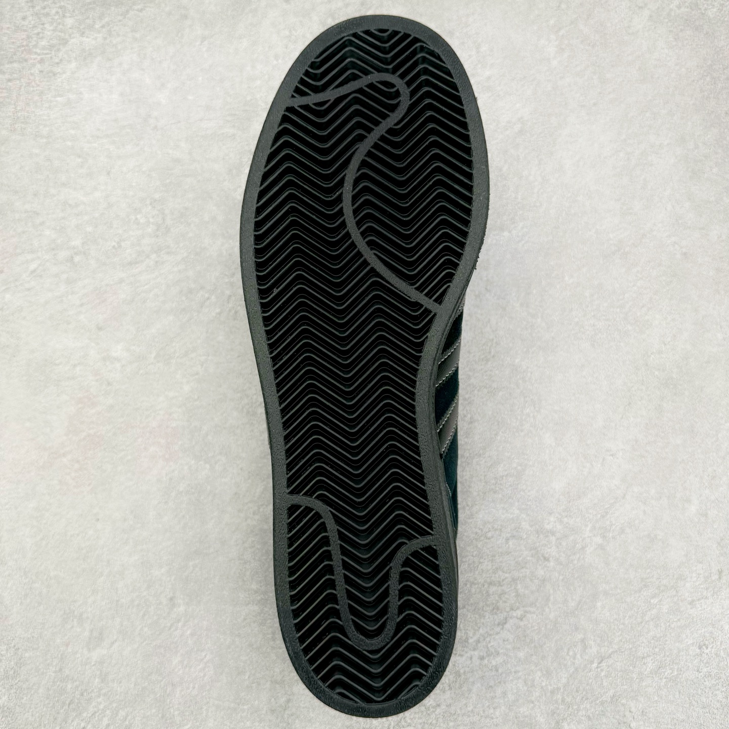 图片[9]-AD Originals Superstar 经典复古贝壳头板鞋 JH5470 诞生于1969年 是第一双将全皮面鞋 身与橡胶鞋头结合在一起的低帮篮球鞋 Superstar最开始 是作为高帮篮球鞋Pro Model的低帮版本而出现的 但因为其独特和醒目的橡胶鞋头造型而让大家熟知 被大家形象地称为\\\”shelltoe\\\”贝壳头 在70年代的美国职业篮球场上 接近3/4的NBA球员都将这双Superstar作为场上用鞋 80年代之后 经过不断的改良和发展 Superstar逐渐成为横跨时装、音乐、街头文化、休闲和运动等各大领域的时尚潮鞋 尺码：36 36.5 37 38 38.5 39 40 40.5 41 42 42.5 43 44 44.5 45-选品中心