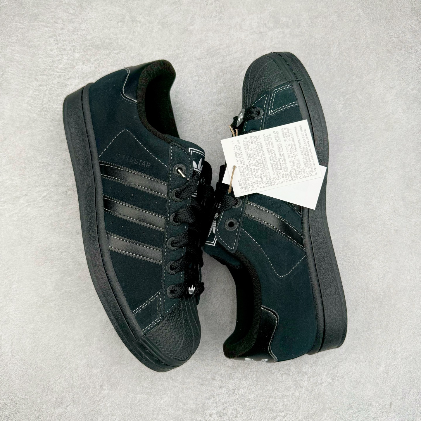 图片[3]-AD Originals Superstar 经典复古贝壳头板鞋 JH5470 诞生于1969年 是第一双将全皮面鞋 身与橡胶鞋头结合在一起的低帮篮球鞋 Superstar最开始 是作为高帮篮球鞋Pro Model的低帮版本而出现的 但因为其独特和醒目的橡胶鞋头造型而让大家熟知 被大家形象地称为\\\”shelltoe\\\”贝壳头 在70年代的美国职业篮球场上 接近3/4的NBA球员都将这双Superstar作为场上用鞋 80年代之后 经过不断的改良和发展 Superstar逐渐成为横跨时装、音乐、街头文化、休闲和运动等各大领域的时尚潮鞋 尺码：36 36.5 37 38 38.5 39 40 40.5 41 42 42.5 43 44 44.5 45-选品中心