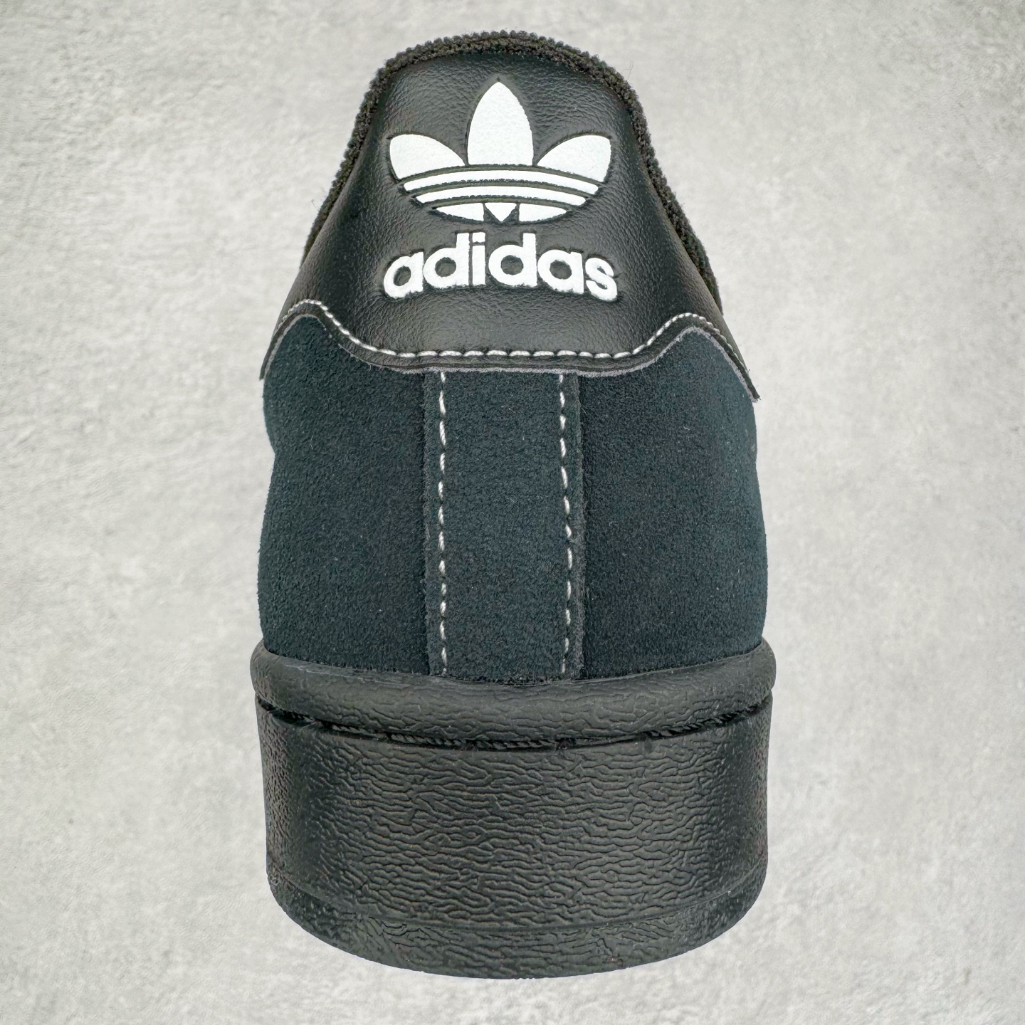 图片[8]-AD Originals Superstar 经典复古贝壳头板鞋 JH5470 诞生于1969年 是第一双将全皮面鞋 身与橡胶鞋头结合在一起的低帮篮球鞋 Superstar最开始 是作为高帮篮球鞋Pro Model的低帮版本而出现的 但因为其独特和醒目的橡胶鞋头造型而让大家熟知 被大家形象地称为\\\”shelltoe\\\”贝壳头 在70年代的美国职业篮球场上 接近3/4的NBA球员都将这双Superstar作为场上用鞋 80年代之后 经过不断的改良和发展 Superstar逐渐成为横跨时装、音乐、街头文化、休闲和运动等各大领域的时尚潮鞋 尺码：36 36.5 37 38 38.5 39 40 40.5 41 42 42.5 43 44 44.5 45-选品中心