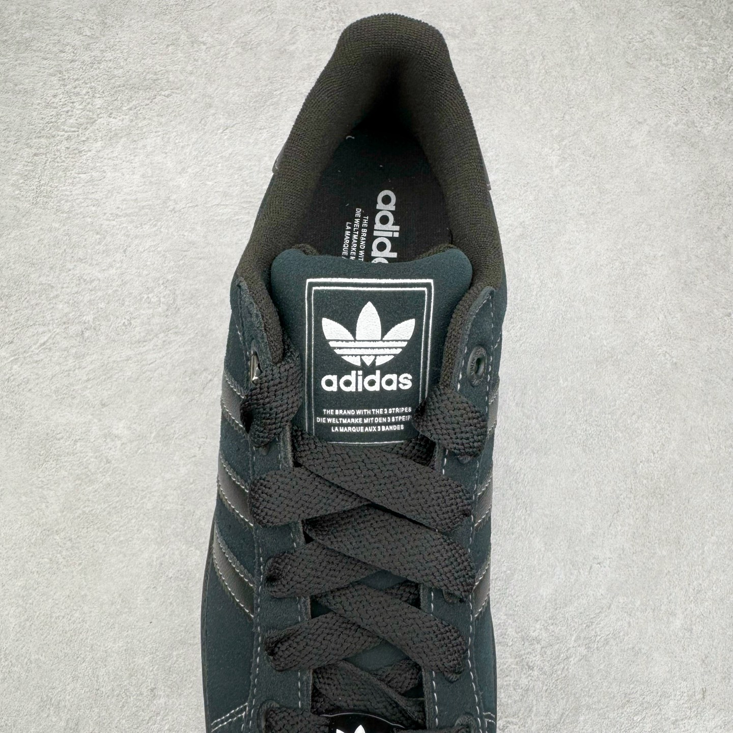 图片[5]-AD Originals Superstar 经典复古贝壳头板鞋 JH5470 诞生于1969年 是第一双将全皮面鞋 身与橡胶鞋头结合在一起的低帮篮球鞋 Superstar最开始 是作为高帮篮球鞋Pro Model的低帮版本而出现的 但因为其独特和醒目的橡胶鞋头造型而让大家熟知 被大家形象地称为\\\”shelltoe\\\”贝壳头 在70年代的美国职业篮球场上 接近3/4的NBA球员都将这双Superstar作为场上用鞋 80年代之后 经过不断的改良和发展 Superstar逐渐成为横跨时装、音乐、街头文化、休闲和运动等各大领域的时尚潮鞋 尺码：36 36.5 37 38 38.5 39 40 40.5 41 42 42.5 43 44 44.5 45-选品中心