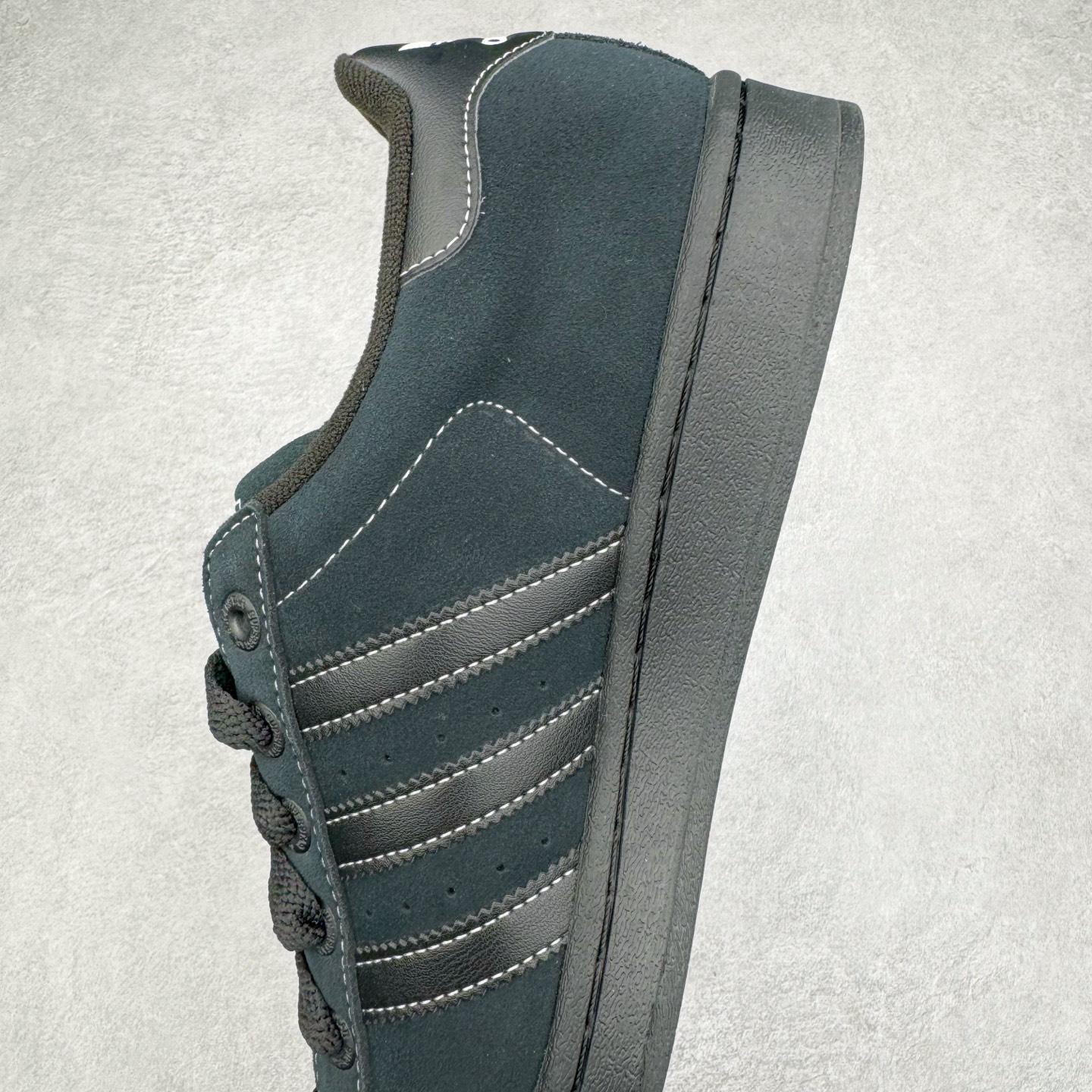 图片[7]-AD Originals Superstar 经典复古贝壳头板鞋 JH5470 诞生于1969年 是第一双将全皮面鞋 身与橡胶鞋头结合在一起的低帮篮球鞋 Superstar最开始 是作为高帮篮球鞋Pro Model的低帮版本而出现的 但因为其独特和醒目的橡胶鞋头造型而让大家熟知 被大家形象地称为\\\”shelltoe\\\”贝壳头 在70年代的美国职业篮球场上 接近3/4的NBA球员都将这双Superstar作为场上用鞋 80年代之后 经过不断的改良和发展 Superstar逐渐成为横跨时装、音乐、街头文化、休闲和运动等各大领域的时尚潮鞋 尺码：36 36.5 37 38 38.5 39 40 40.5 41 42 42.5 43 44 44.5 45-选品中心