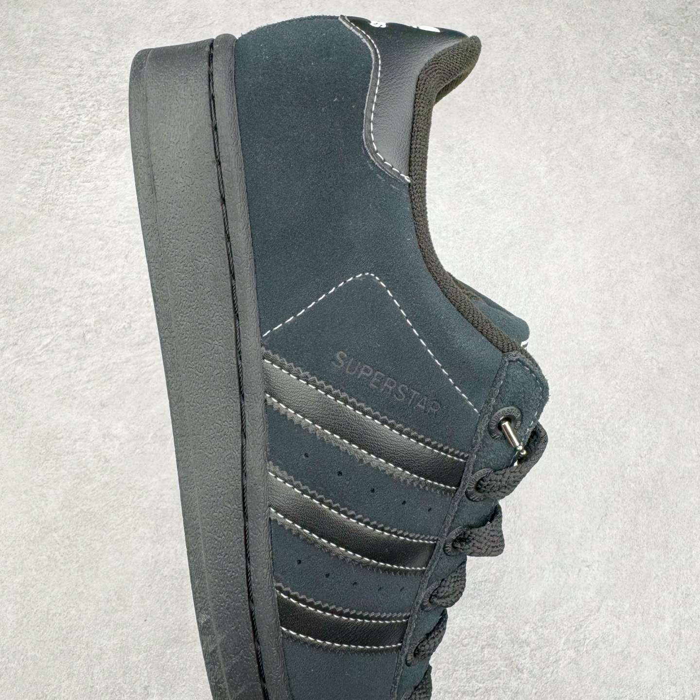 图片[6]-AD Originals Superstar 经典复古贝壳头板鞋 JH5470 诞生于1969年 是第一双将全皮面鞋 身与橡胶鞋头结合在一起的低帮篮球鞋 Superstar最开始 是作为高帮篮球鞋Pro Model的低帮版本而出现的 但因为其独特和醒目的橡胶鞋头造型而让大家熟知 被大家形象地称为\\\”shelltoe\\\”贝壳头 在70年代的美国职业篮球场上 接近3/4的NBA球员都将这双Superstar作为场上用鞋 80年代之后 经过不断的改良和发展 Superstar逐渐成为横跨时装、音乐、街头文化、休闲和运动等各大领域的时尚潮鞋 尺码：36 36.5 37 38 38.5 39 40 40.5 41 42 42.5 43 44 44.5 45-选品中心