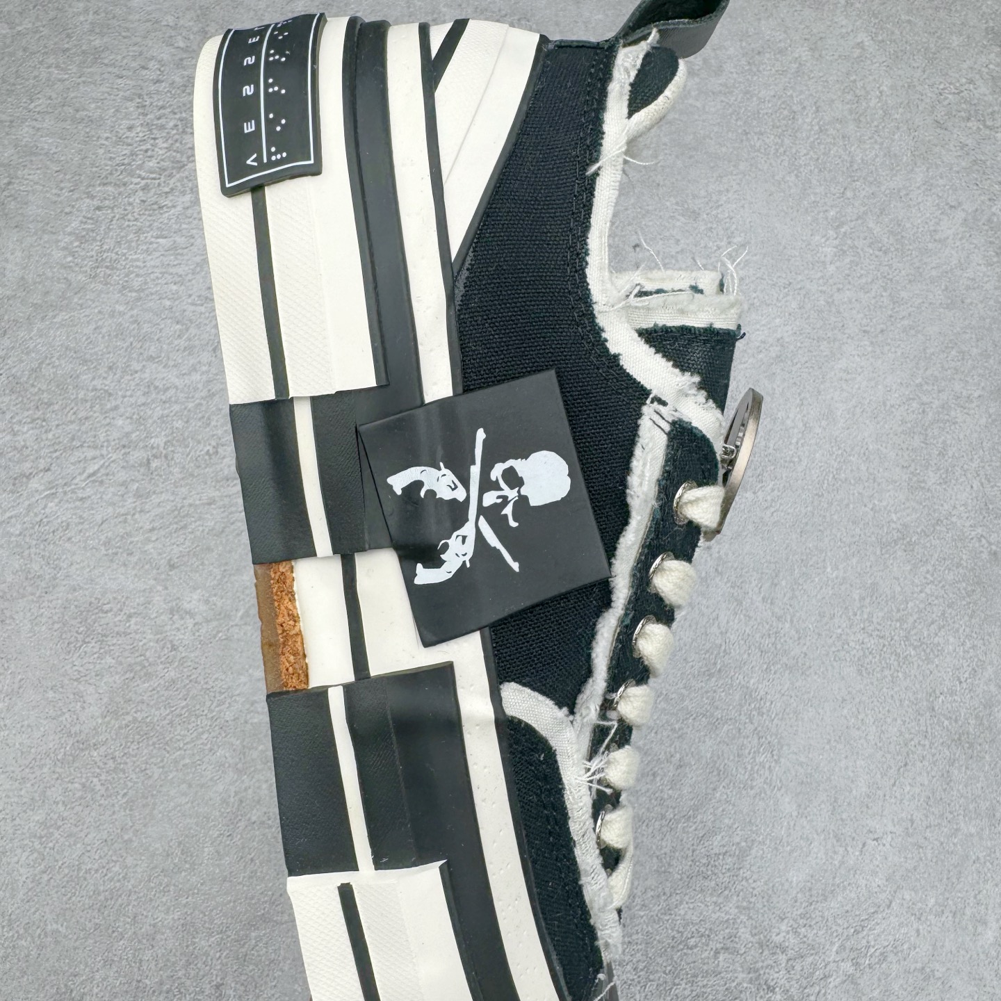 图片[6]-＃纯原 xVESSEL G.O.P. Low 全硫化乞丐鞋 吴建豪主理品牌 解构重叠厚底软木低帮硫化板鞋 全配色原鞋开发 支持对比 细节 工艺 等.. 当前市售最高版本 正确半贴合鞋标工艺 正确鞋头上翘整体楦型 原厂12蛊司厚实舒适帆布面料 面料工序需要通过三次水洗 散落自然杂乱流苏做旧复古效果 支持NFC网页编码识别 升级厚实软木塞内底 纯手工贴合多重围条硫化工艺 原鞋包装 原鞋代码鞋标完全一致 市面顶级毒盒版本 工艺细节 全网络能覆盖到的地方最强 至今无别的工厂能超越的品质 尺码：35 36 37 38 39 40 41 42 43 44 45-选品中心