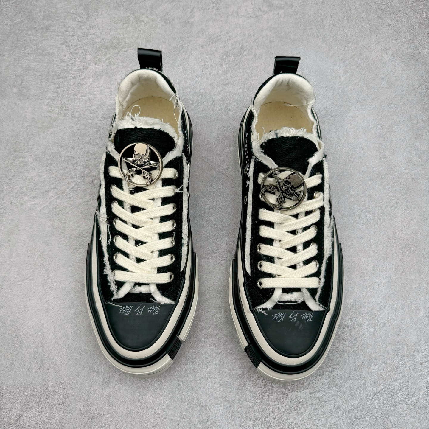 图片[2]-＃纯原 xVESSEL G.O.P. Low 全硫化乞丐鞋 吴建豪主理品牌 解构重叠厚底软木低帮硫化板鞋 全配色原鞋开发 支持对比 细节 工艺 等.. 当前市售最高版本 正确半贴合鞋标工艺 正确鞋头上翘整体楦型 原厂12蛊司厚实舒适帆布面料 面料工序需要通过三次水洗 散落自然杂乱流苏做旧复古效果 支持NFC网页编码识别 升级厚实软木塞内底 纯手工贴合多重围条硫化工艺 原鞋包装 原鞋代码鞋标完全一致 市面顶级毒盒版本 工艺细节 全网络能覆盖到的地方最强 至今无别的工厂能超越的品质 尺码：35 36 37 38 39 40 41 42 43 44 45-选品中心