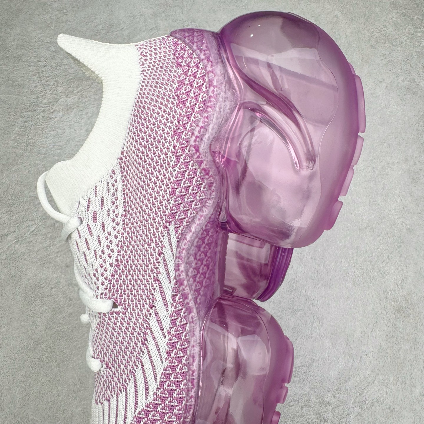 图片[7]-Grounds 圆头厚底低帮生活气垫休闲鞋 该鞋款的外观设计走在时尚前沿 简约休闲的风格适合日常穿搭 其独特的风格款式构成了品牌身份重要的一部分 Grounds 是迅速走红的日本小众品牌波比鞋比较像是来自未来世界 以科技感的氛围让人留下印象 尤其是那厚厚的气垫鞋底 一颗一颗圆圆的半透明外型相当讨喜 搭配不同的鞋身设计 不只波鞋、更有鞋靴 而且不只是外观 这种特殊的气垫也因为走起路来舒服又好看 尺码：35 36 37 38 39 40-选品中心