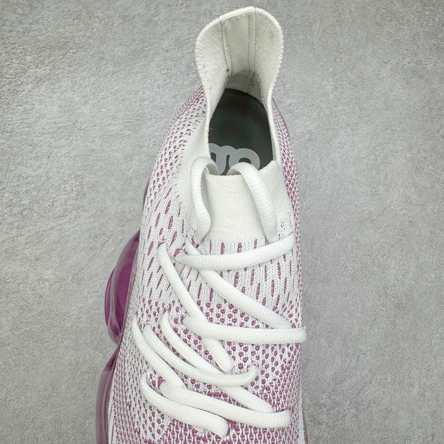 图片[5]-Grounds 圆头厚底低帮生活气垫休闲鞋 该鞋款的外观设计走在时尚前沿 简约休闲的风格适合日常穿搭 其独特的风格款式构成了品牌身份重要的一部分 Grounds 是迅速走红的日本小众品牌波比鞋比较像是来自未来世界 以科技感的氛围让人留下印象 尤其是那厚厚的气垫鞋底 一颗一颗圆圆的半透明外型相当讨喜 搭配不同的鞋身设计 不只波鞋、更有鞋靴 而且不只是外观 这种特殊的气垫也因为走起路来舒服又好看 尺码：35 36 37 38 39 40-选品中心