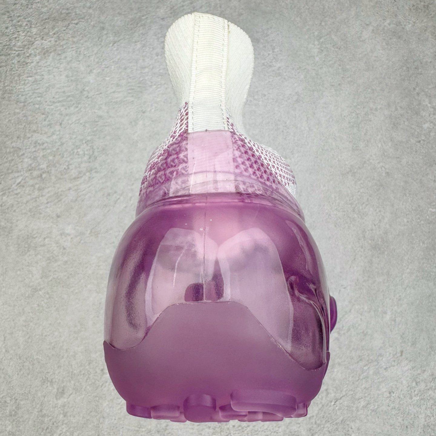 图片[8]-Grounds 圆头厚底低帮生活气垫休闲鞋 该鞋款的外观设计走在时尚前沿 简约休闲的风格适合日常穿搭 其独特的风格款式构成了品牌身份重要的一部分 Grounds 是迅速走红的日本小众品牌波比鞋比较像是来自未来世界 以科技感的氛围让人留下印象 尤其是那厚厚的气垫鞋底 一颗一颗圆圆的半透明外型相当讨喜 搭配不同的鞋身设计 不只波鞋、更有鞋靴 而且不只是外观 这种特殊的气垫也因为走起路来舒服又好看 尺码：35 36 37 38 39 40-选品中心