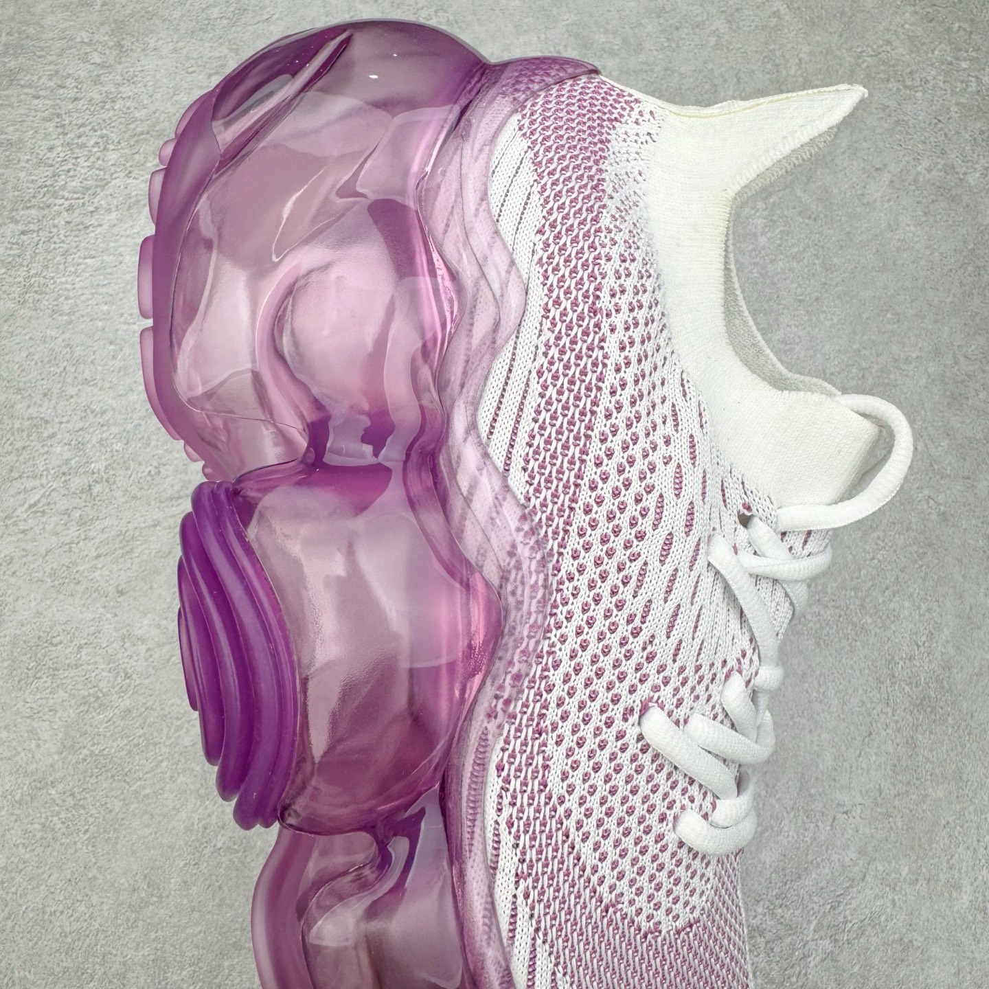 图片[6]-Grounds 圆头厚底低帮生活气垫休闲鞋 该鞋款的外观设计走在时尚前沿 简约休闲的风格适合日常穿搭 其独特的风格款式构成了品牌身份重要的一部分 Grounds 是迅速走红的日本小众品牌波比鞋比较像是来自未来世界 以科技感的氛围让人留下印象 尤其是那厚厚的气垫鞋底 一颗一颗圆圆的半透明外型相当讨喜 搭配不同的鞋身设计 不只波鞋、更有鞋靴 而且不只是外观 这种特殊的气垫也因为走起路来舒服又好看 尺码：35 36 37 38 39 40-选品中心