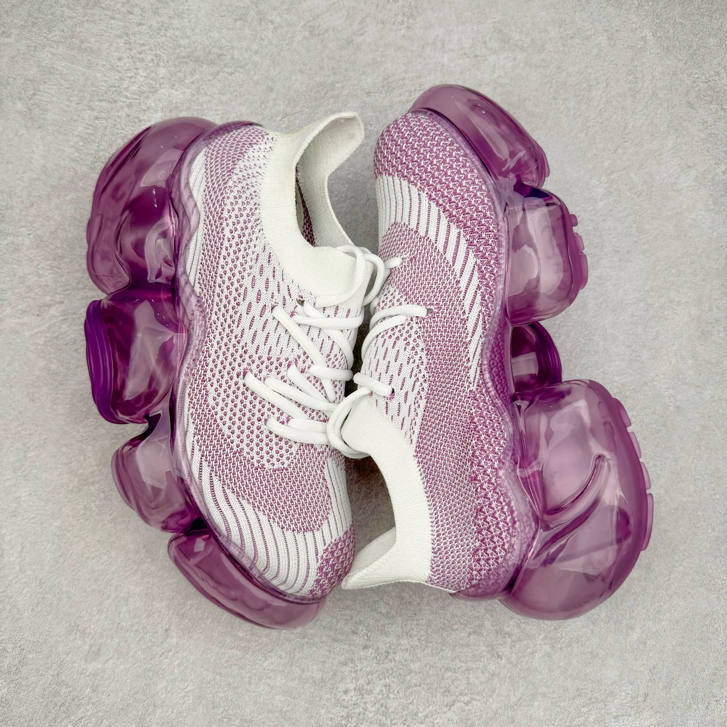 图片[3]-Grounds 圆头厚底低帮生活气垫休闲鞋 该鞋款的外观设计走在时尚前沿 简约休闲的风格适合日常穿搭 其独特的风格款式构成了品牌身份重要的一部分 Grounds 是迅速走红的日本小众品牌波比鞋比较像是来自未来世界 以科技感的氛围让人留下印象 尤其是那厚厚的气垫鞋底 一颗一颗圆圆的半透明外型相当讨喜 搭配不同的鞋身设计 不只波鞋、更有鞋靴 而且不只是外观 这种特殊的气垫也因为走起路来舒服又好看 尺码：35 36 37 38 39 40-选品中心