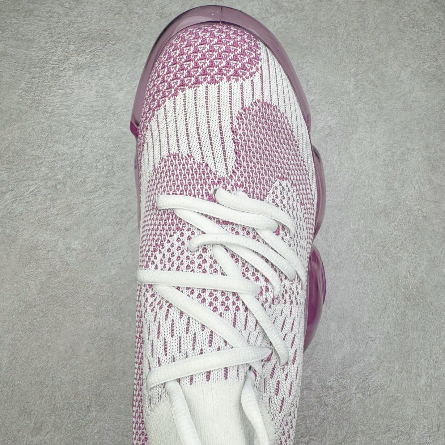 图片[4]-Grounds 圆头厚底低帮生活气垫休闲鞋 该鞋款的外观设计走在时尚前沿 简约休闲的风格适合日常穿搭 其独特的风格款式构成了品牌身份重要的一部分 Grounds 是迅速走红的日本小众品牌波比鞋比较像是来自未来世界 以科技感的氛围让人留下印象 尤其是那厚厚的气垫鞋底 一颗一颗圆圆的半透明外型相当讨喜 搭配不同的鞋身设计 不只波鞋、更有鞋靴 而且不只是外观 这种特殊的气垫也因为走起路来舒服又好看 尺码：35 36 37 38 39 40-选品中心