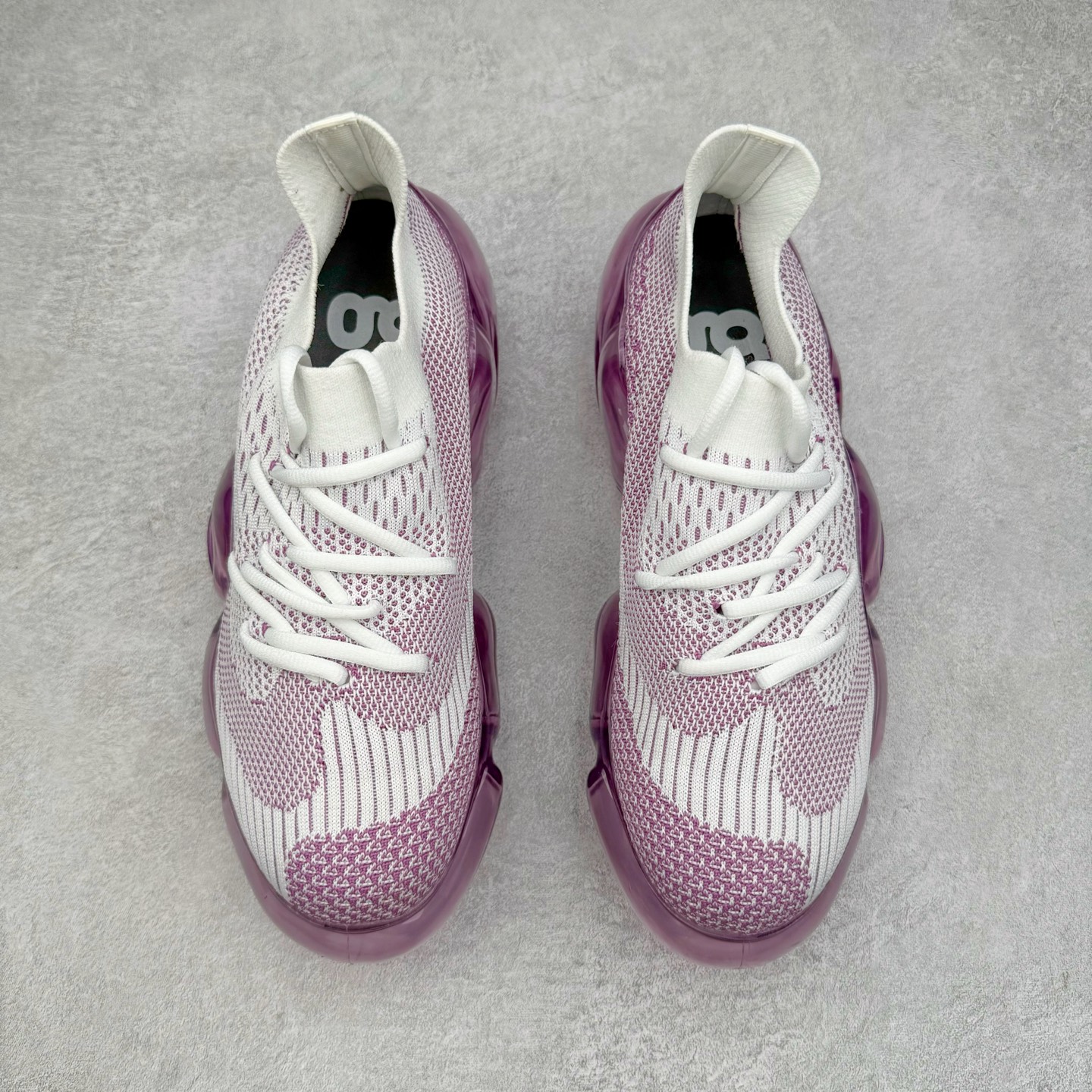 图片[2]-Grounds 圆头厚底低帮生活气垫休闲鞋 该鞋款的外观设计走在时尚前沿 简约休闲的风格适合日常穿搭 其独特的风格款式构成了品牌身份重要的一部分 Grounds 是迅速走红的日本小众品牌波比鞋比较像是来自未来世界 以科技感的氛围让人留下印象 尤其是那厚厚的气垫鞋底 一颗一颗圆圆的半透明外型相当讨喜 搭配不同的鞋身设计 不只波鞋、更有鞋靴 而且不只是外观 这种特殊的气垫也因为走起路来舒服又好看 尺码：35 36 37 38 39 40-选品中心