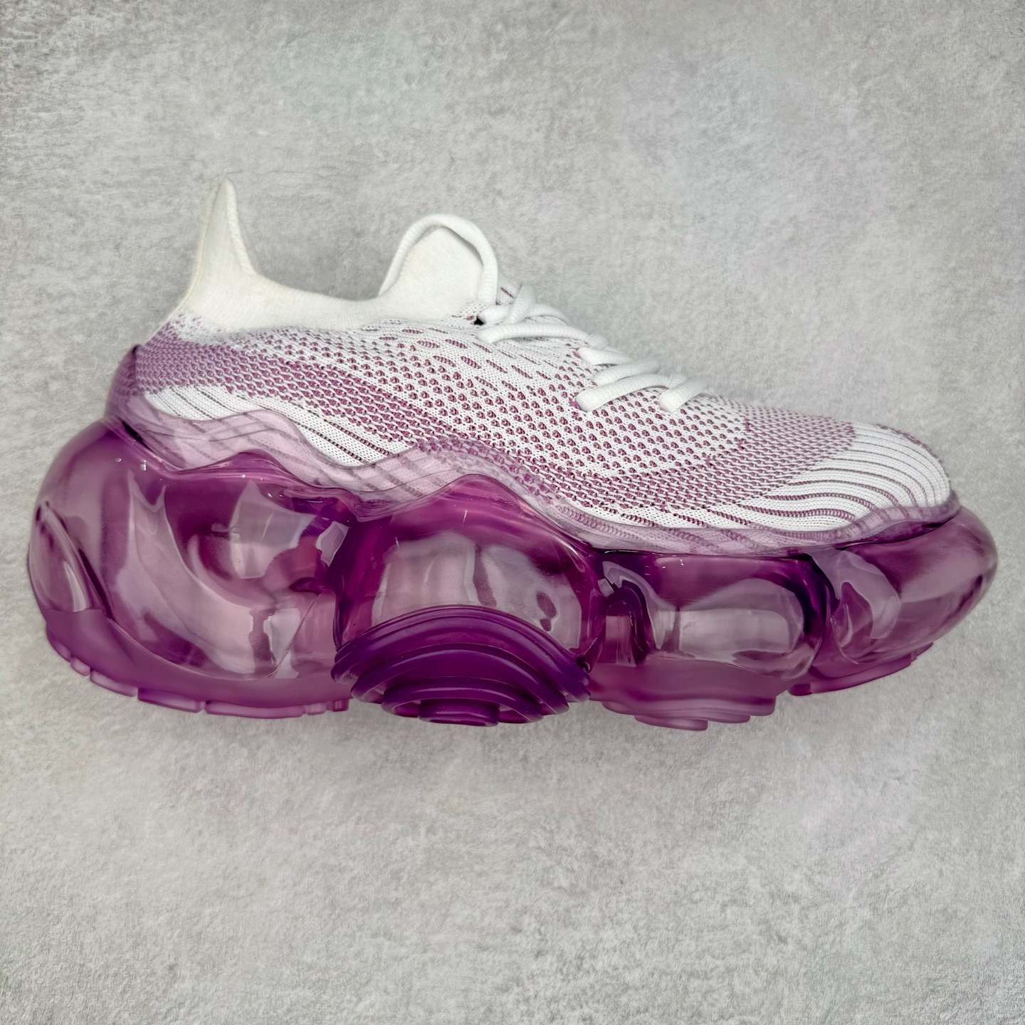 Grounds 圆头厚底低帮生活气垫休闲鞋 该鞋款的外观设计走在时尚前沿 简约休闲的风格适合日常穿搭 其独特的风格款式构成了品牌身份重要的一部分 Grounds 是迅速走红的日本小众品牌波比鞋比较像是来自未来世界 以科技感的氛围让人留下印象 尤其是那厚厚的气垫鞋底 一颗一颗圆圆的半透明外型相当讨喜 搭配不同的鞋身设计 不只波鞋、更有鞋靴 而且不只是外观 这种特殊的气垫也因为走起路来舒服又好看 尺码：35 36 37 38 39 40-选品中心