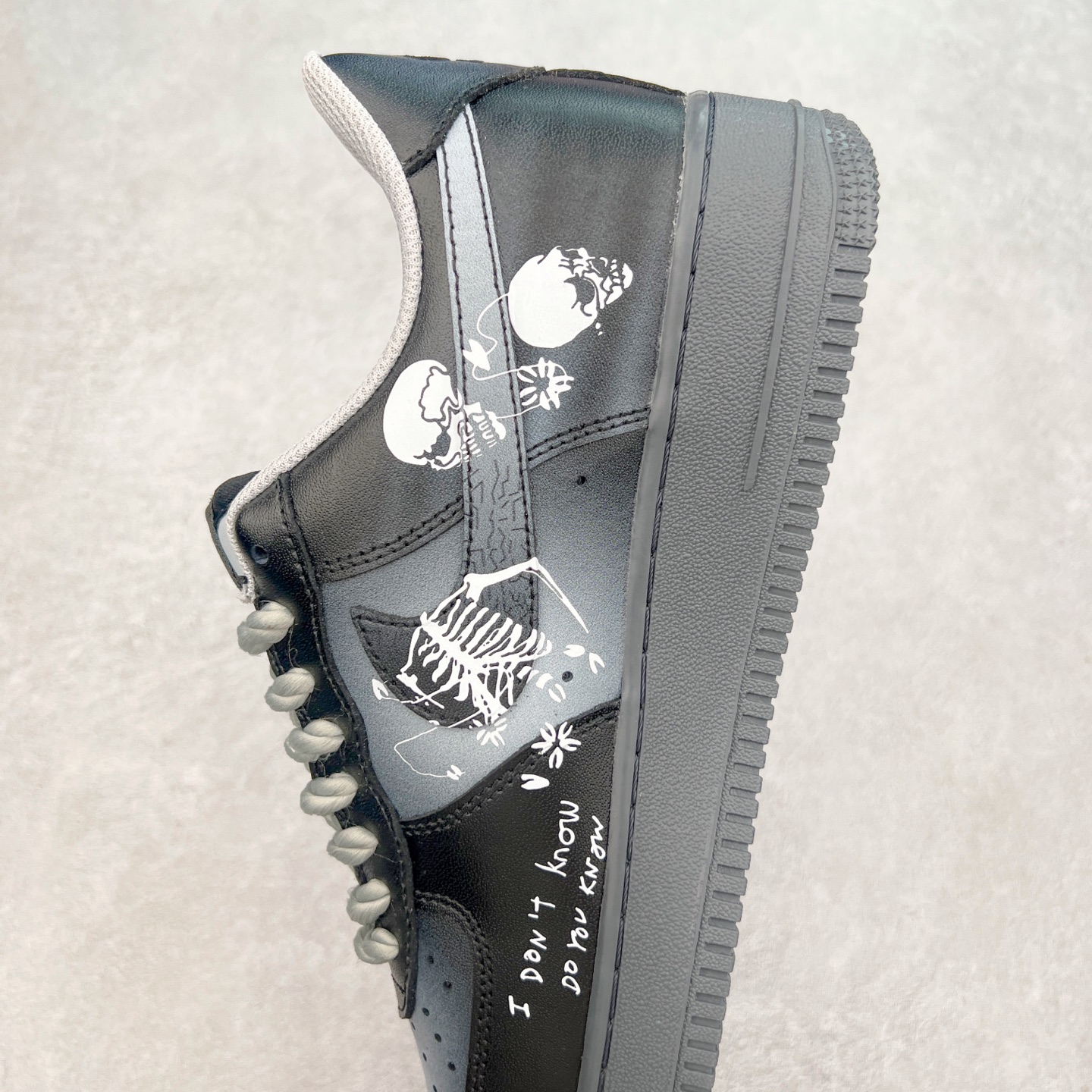 图片[7]-NK Air Force 1´07 Low 空军一号低帮百搭休闲运动板鞋 YD2425-110 柔软、弹性十足的缓震性能和出色的中底设计 横跨复古与现代的外型结合 造就出风靡全球 三十多年的Force 1 直到今天还深受青睐 实拍调校N版已经零色差零失真 百分百还原实物色彩所见即所得 不存在货不对板色差等低级问题 选购参考实物拍摄 不混卖不参货 只用心做好货严格选品 承诺混一赔十 尺码：36 36.5 37.5 38 38.5 39 40 40.5 41 42 42.5 43 44 44.5 45-选品中心