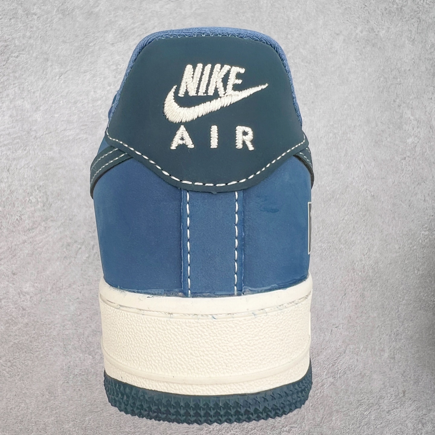 图片[8]-NK Air Force 1´07 Low 空军一号低帮百搭休闲运动板鞋 KK1988-068 柔软、弹性十足的缓震性能和出色的中底设计 横跨复古与现代的外型结合 造就出风靡全球 三十多年的Force 1 直到今天还深受青睐 实拍调校N版已经零色差零失真 百分百还原实物色彩所见即所得 不存在货不对板色差等低级问题 选购参考实物拍摄 不混卖不参货 只用心做好货严格选品 承诺混一赔十 尺码：36 36.5 37.5 38 38.5 39 40 40.5 41 42 42.5 43 44 44.5 45-选品中心