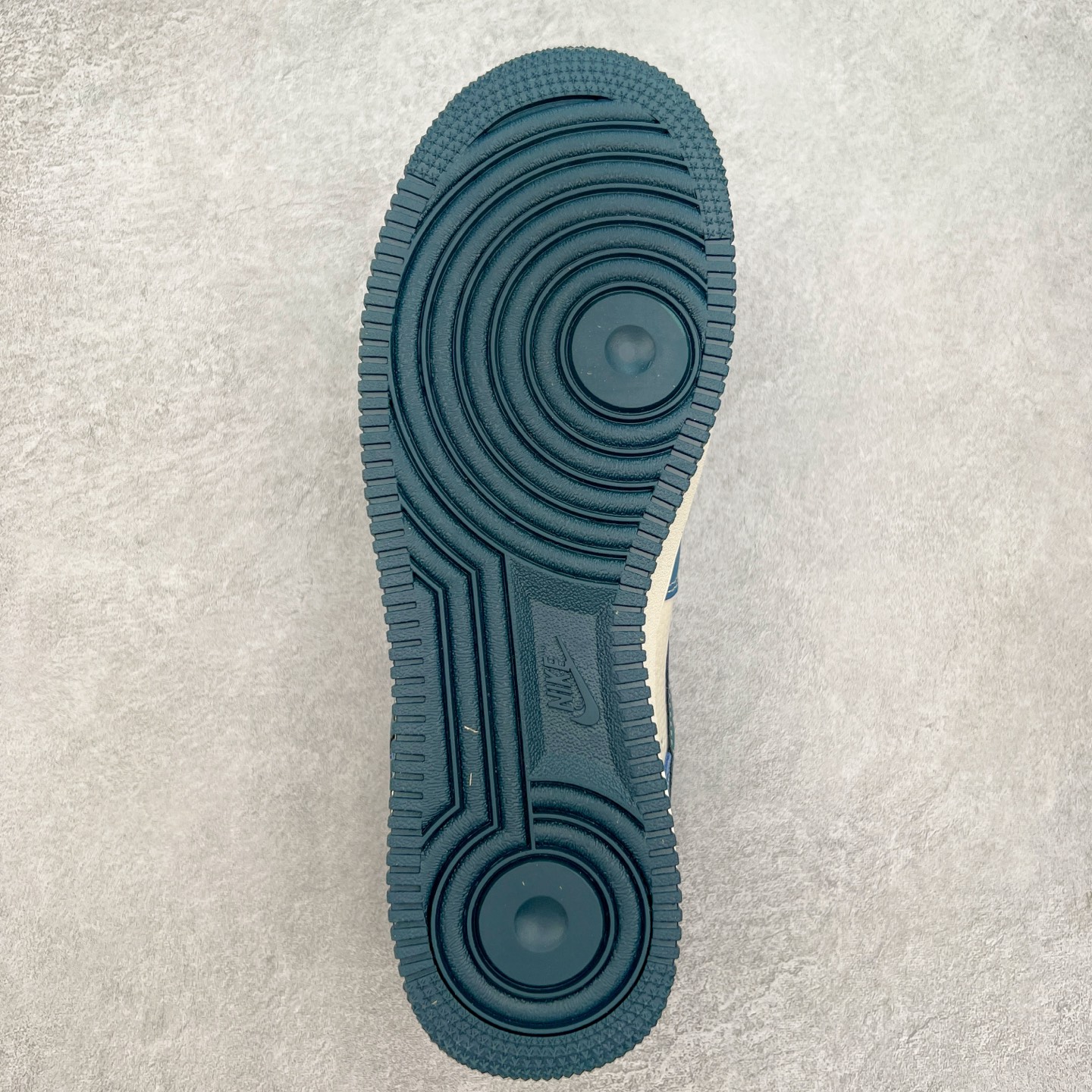 图片[9]-NK Air Force 1´07 Low 空军一号低帮百搭休闲运动板鞋 KK1988-068 柔软、弹性十足的缓震性能和出色的中底设计 横跨复古与现代的外型结合 造就出风靡全球 三十多年的Force 1 直到今天还深受青睐 实拍调校N版已经零色差零失真 百分百还原实物色彩所见即所得 不存在货不对板色差等低级问题 选购参考实物拍摄 不混卖不参货 只用心做好货严格选品 承诺混一赔十 尺码：36 36.5 37.5 38 38.5 39 40 40.5 41 42 42.5 43 44 44.5 45-选品中心