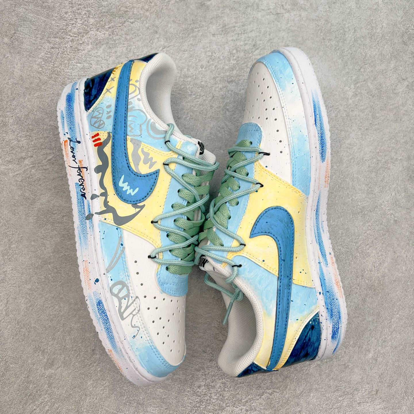 图片[3]-NK Court Vision 1 “镜之魅影”手绘涂鸦定制板鞋 DH2978-033 在那幽谧昏暗的房间里，一面古老的镜子静静伫立，镜面斑驳，裂痕交错，镜之魅影，它不仅是一面镜子的神秘力量，更是我们内心深处对自我的追寻和探索。尺码：36 36.5 37.5 38 38.5 39 40 40.5 41 42 42.5 43 44 44.5 45-选品中心