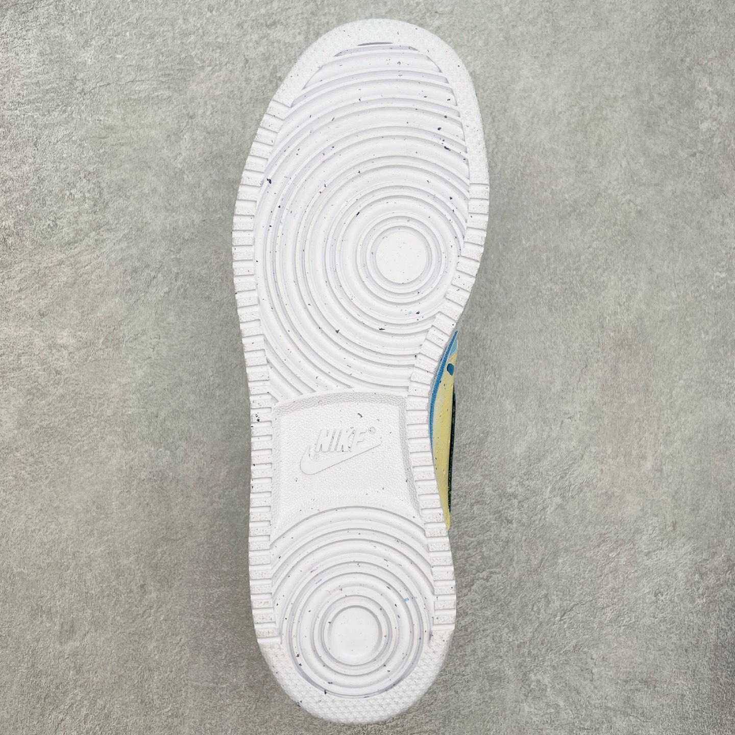 图片[9]-NK Court Vision 1 “镜之魅影”手绘涂鸦定制板鞋 DH2978-033 在那幽谧昏暗的房间里，一面古老的镜子静静伫立，镜面斑驳，裂痕交错，镜之魅影，它不仅是一面镜子的神秘力量，更是我们内心深处对自我的追寻和探索。尺码：36 36.5 37.5 38 38.5 39 40 40.5 41 42 42.5 43 44 44.5 45-选品中心