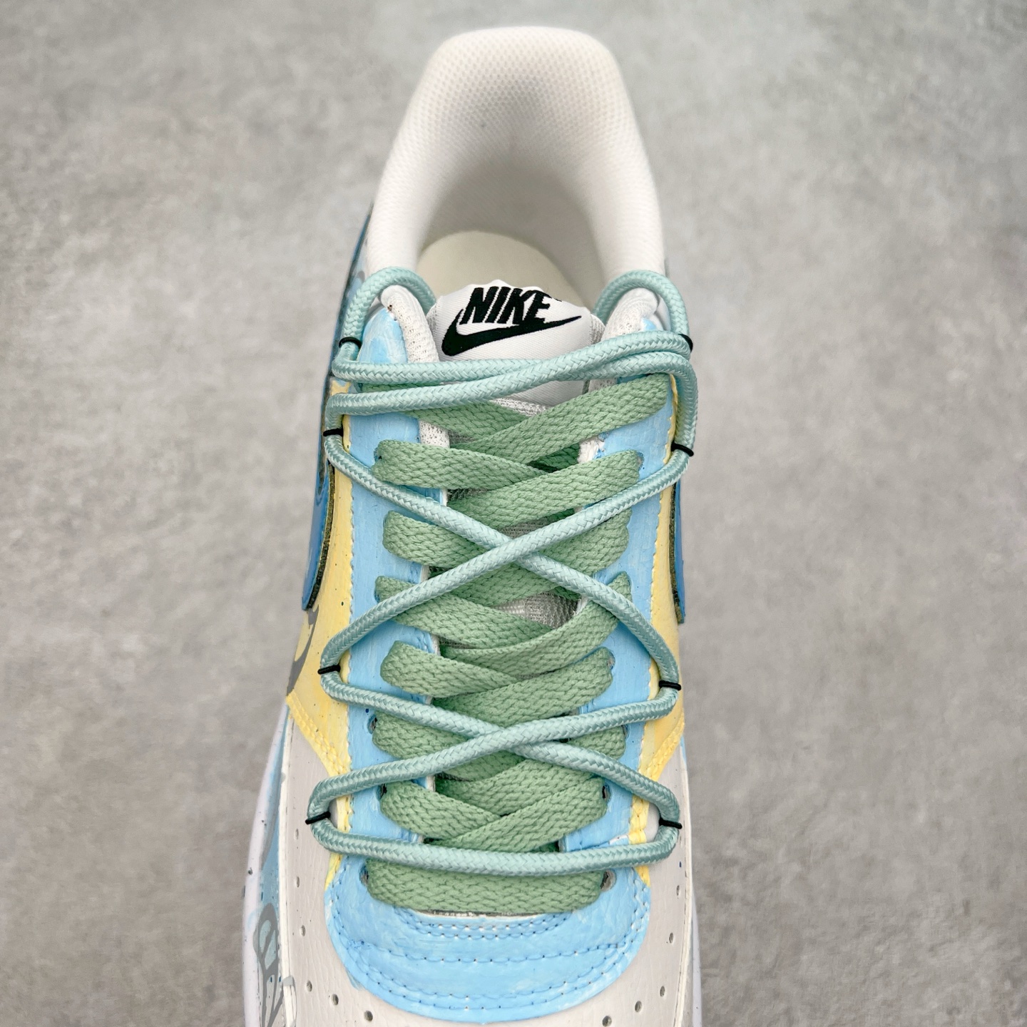 图片[5]-NK Court Vision 1 “镜之魅影”手绘涂鸦定制板鞋 DH2978-033 在那幽谧昏暗的房间里，一面古老的镜子静静伫立，镜面斑驳，裂痕交错，镜之魅影，它不仅是一面镜子的神秘力量，更是我们内心深处对自我的追寻和探索。尺码：36 36.5 37.5 38 38.5 39 40 40.5 41 42 42.5 43 44 44.5 45-选品中心