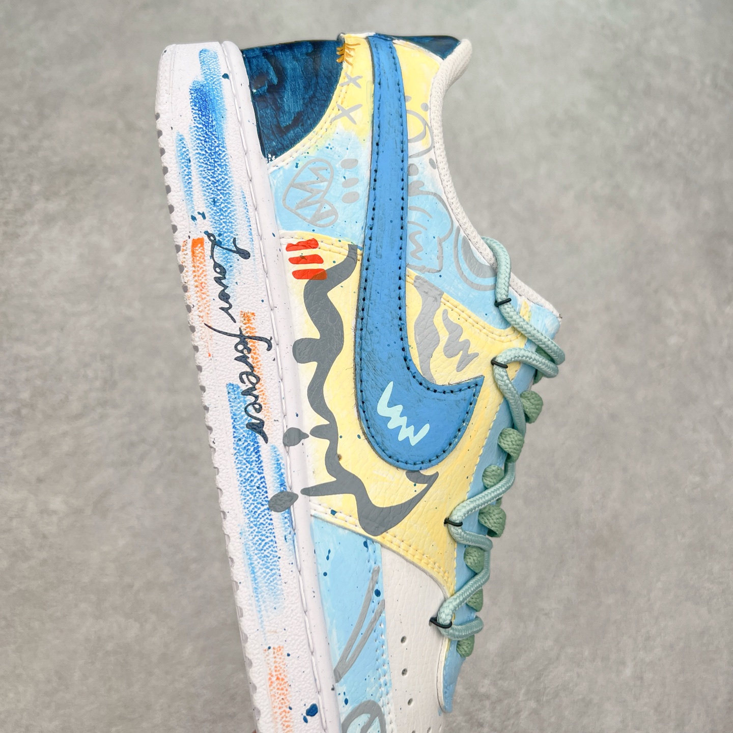 图片[6]-NK Court Vision 1 “镜之魅影”手绘涂鸦定制板鞋 DH2978-033 在那幽谧昏暗的房间里，一面古老的镜子静静伫立，镜面斑驳，裂痕交错，镜之魅影，它不仅是一面镜子的神秘力量，更是我们内心深处对自我的追寻和探索。尺码：36 36.5 37.5 38 38.5 39 40 40.5 41 42 42.5 43 44 44.5 45-选品中心