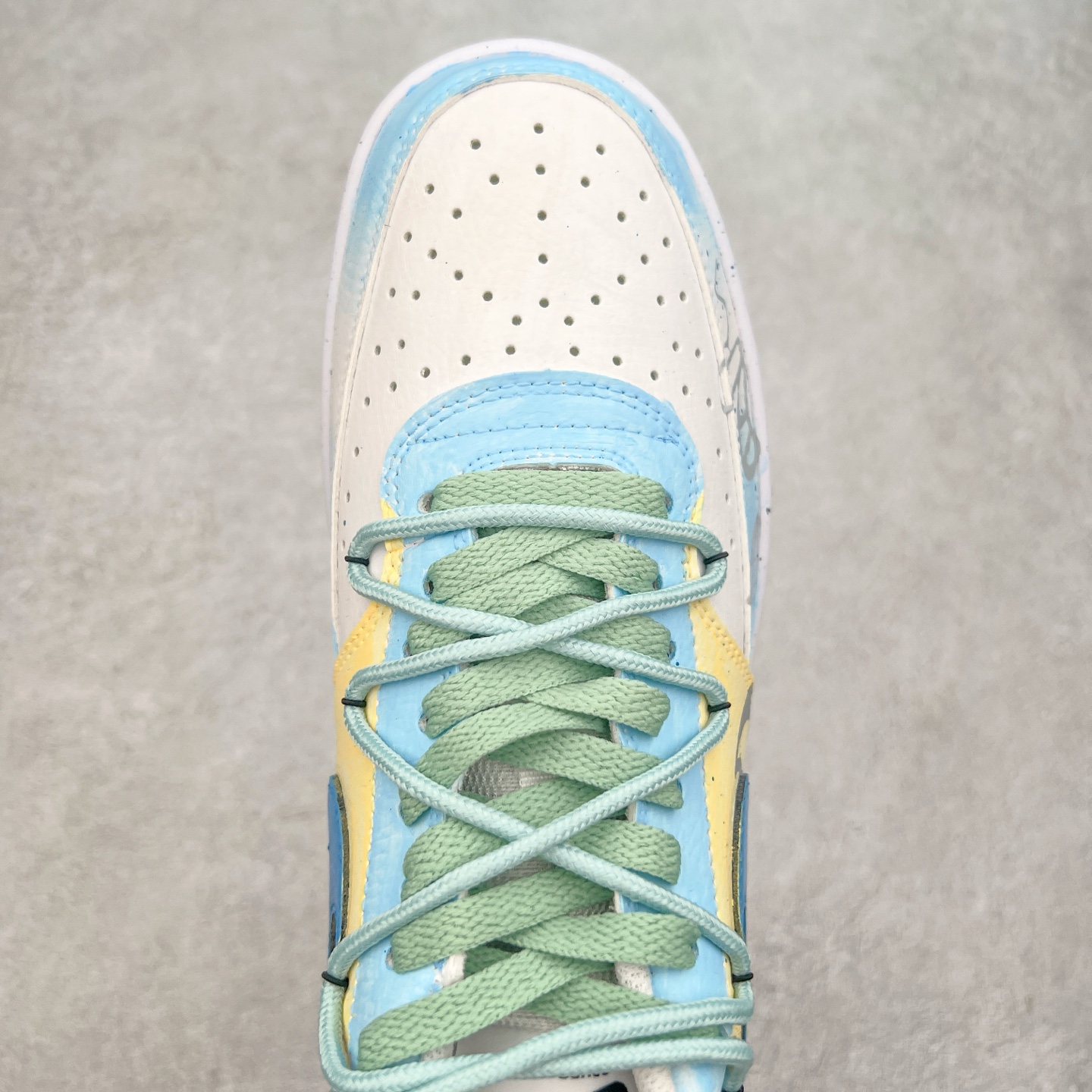 图片[4]-NK Court Vision 1 “镜之魅影”手绘涂鸦定制板鞋 DH2978-033 在那幽谧昏暗的房间里，一面古老的镜子静静伫立，镜面斑驳，裂痕交错，镜之魅影，它不仅是一面镜子的神秘力量，更是我们内心深处对自我的追寻和探索。尺码：36 36.5 37.5 38 38.5 39 40 40.5 41 42 42.5 43 44 44.5 45-选品中心