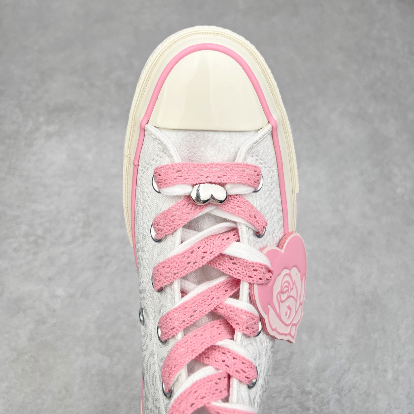 图片[4]-Converse Chuck 1970 Rose Vintage 情人节限定💗爱心玫瑰 休闲帆布鞋 匡威官方新款 鞋面采用玫瑰花刺绣提花纹理 暗藏浪漫摩斯密码 爱心红底步步生情，附赠粉红蕾丝鞋带系住桃花运 经典高帮版型配牛仔甜辣 搭纱裙仙气拉满 OrthoLite鞋垫走路自带粉红泡泡 立体心形粉红玫瑰挂牌 细节满满 货号：A14798C 尺码：35 36 36.5 37 37.5 38 39 39.5 40-选品中心
