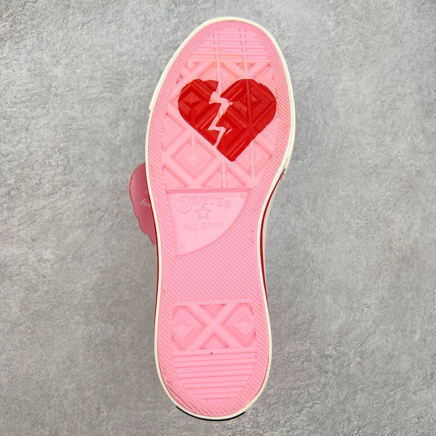 图片[9]-Converse Chuck 1970 Rose Vintage 情人节限定💗爱心玫瑰 休闲帆布鞋 匡威官方新款 鞋面采用玫瑰花刺绣提花纹理 暗藏浪漫摩斯密码 爱心红底步步生情，附赠粉红蕾丝鞋带系住桃花运 经典高帮版型配牛仔甜辣 搭纱裙仙气拉满 OrthoLite鞋垫走路自带粉红泡泡 立体心形粉红玫瑰挂牌 细节满满 货号：A14798C 尺码：35 36 36.5 37 37.5 38 39 39.5 40-选品中心