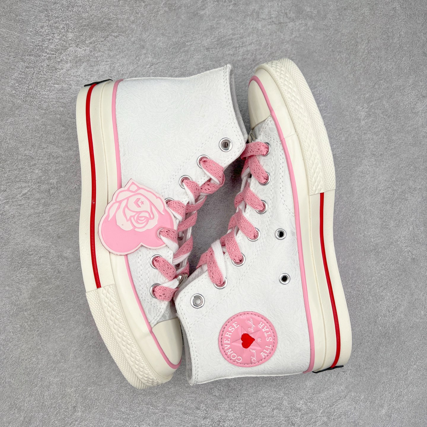 图片[3]-Converse Chuck 1970 Rose Vintage 情人节限定💗爱心玫瑰 休闲帆布鞋 匡威官方新款 鞋面采用玫瑰花刺绣提花纹理 暗藏浪漫摩斯密码 爱心红底步步生情，附赠粉红蕾丝鞋带系住桃花运 经典高帮版型配牛仔甜辣 搭纱裙仙气拉满 OrthoLite鞋垫走路自带粉红泡泡 立体心形粉红玫瑰挂牌 细节满满 货号：A14798C 尺码：35 36 36.5 37 37.5 38 39 39.5 40-选品中心