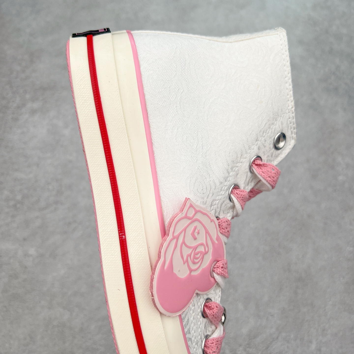 图片[6]-Converse Chuck 1970 Rose Vintage 情人节限定💗爱心玫瑰 休闲帆布鞋 匡威官方新款 鞋面采用玫瑰花刺绣提花纹理 暗藏浪漫摩斯密码 爱心红底步步生情，附赠粉红蕾丝鞋带系住桃花运 经典高帮版型配牛仔甜辣 搭纱裙仙气拉满 OrthoLite鞋垫走路自带粉红泡泡 立体心形粉红玫瑰挂牌 细节满满 货号：A14798C 尺码：35 36 36.5 37 37.5 38 39 39.5 40-选品中心