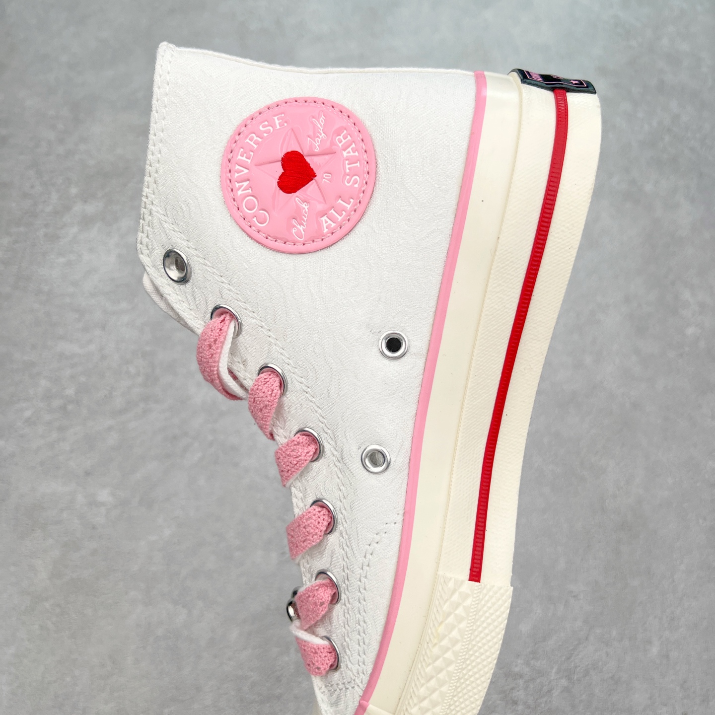 图片[7]-Converse Chuck 1970 Rose Vintage 情人节限定💗爱心玫瑰 休闲帆布鞋 匡威官方新款 鞋面采用玫瑰花刺绣提花纹理 暗藏浪漫摩斯密码 爱心红底步步生情，附赠粉红蕾丝鞋带系住桃花运 经典高帮版型配牛仔甜辣 搭纱裙仙气拉满 OrthoLite鞋垫走路自带粉红泡泡 立体心形粉红玫瑰挂牌 细节满满 货号：A14798C 尺码：35 36 36.5 37 37.5 38 39 39.5 40-选品中心