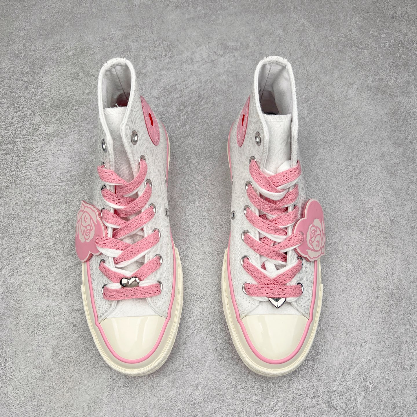 图片[2]-Converse Chuck 1970 Rose Vintage 情人节限定💗爱心玫瑰 休闲帆布鞋 匡威官方新款 鞋面采用玫瑰花刺绣提花纹理 暗藏浪漫摩斯密码 爱心红底步步生情，附赠粉红蕾丝鞋带系住桃花运 经典高帮版型配牛仔甜辣 搭纱裙仙气拉满 OrthoLite鞋垫走路自带粉红泡泡 立体心形粉红玫瑰挂牌 细节满满 货号：A14798C 尺码：35 36 36.5 37 37.5 38 39 39.5 40-选品中心
