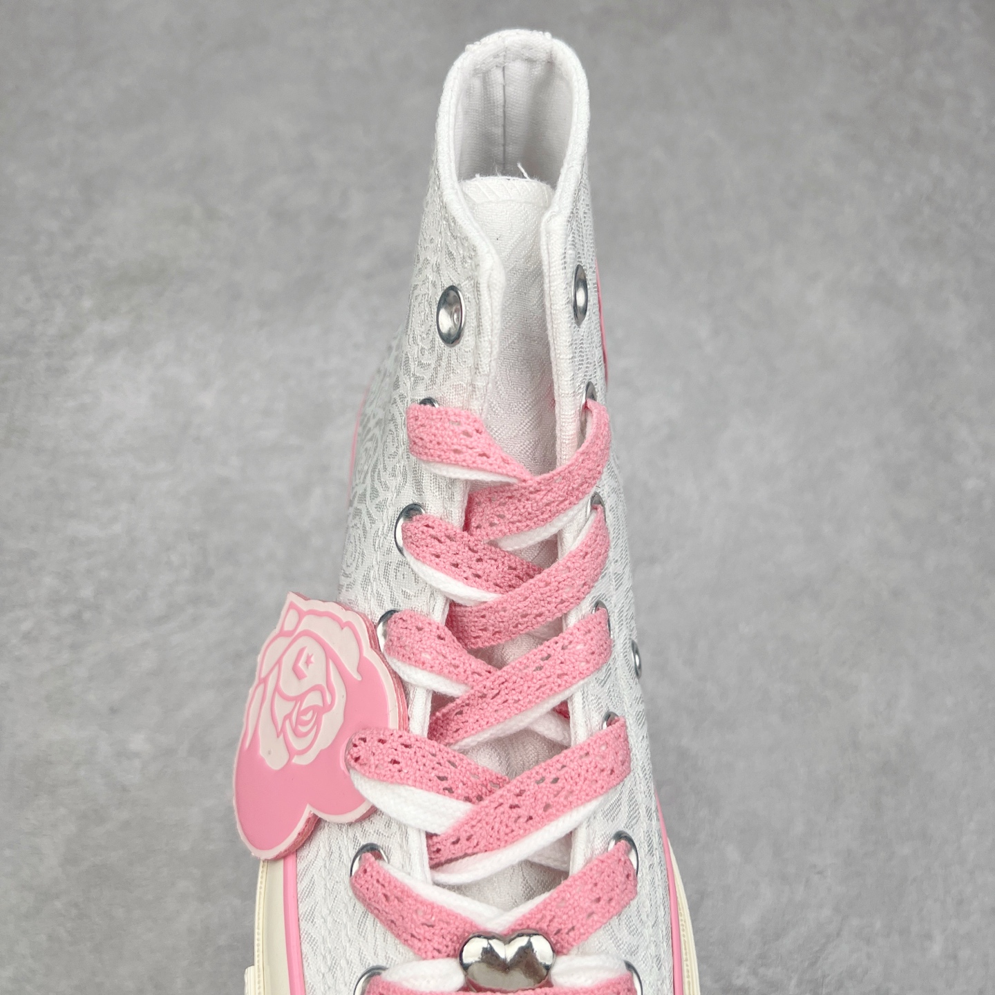 图片[5]-Converse Chuck 1970 Rose Vintage 情人节限定💗爱心玫瑰 休闲帆布鞋 匡威官方新款 鞋面采用玫瑰花刺绣提花纹理 暗藏浪漫摩斯密码 爱心红底步步生情，附赠粉红蕾丝鞋带系住桃花运 经典高帮版型配牛仔甜辣 搭纱裙仙气拉满 OrthoLite鞋垫走路自带粉红泡泡 立体心形粉红玫瑰挂牌 细节满满 货号：A14798C 尺码：35 36 36.5 37 37.5 38 39 39.5 40-选品中心