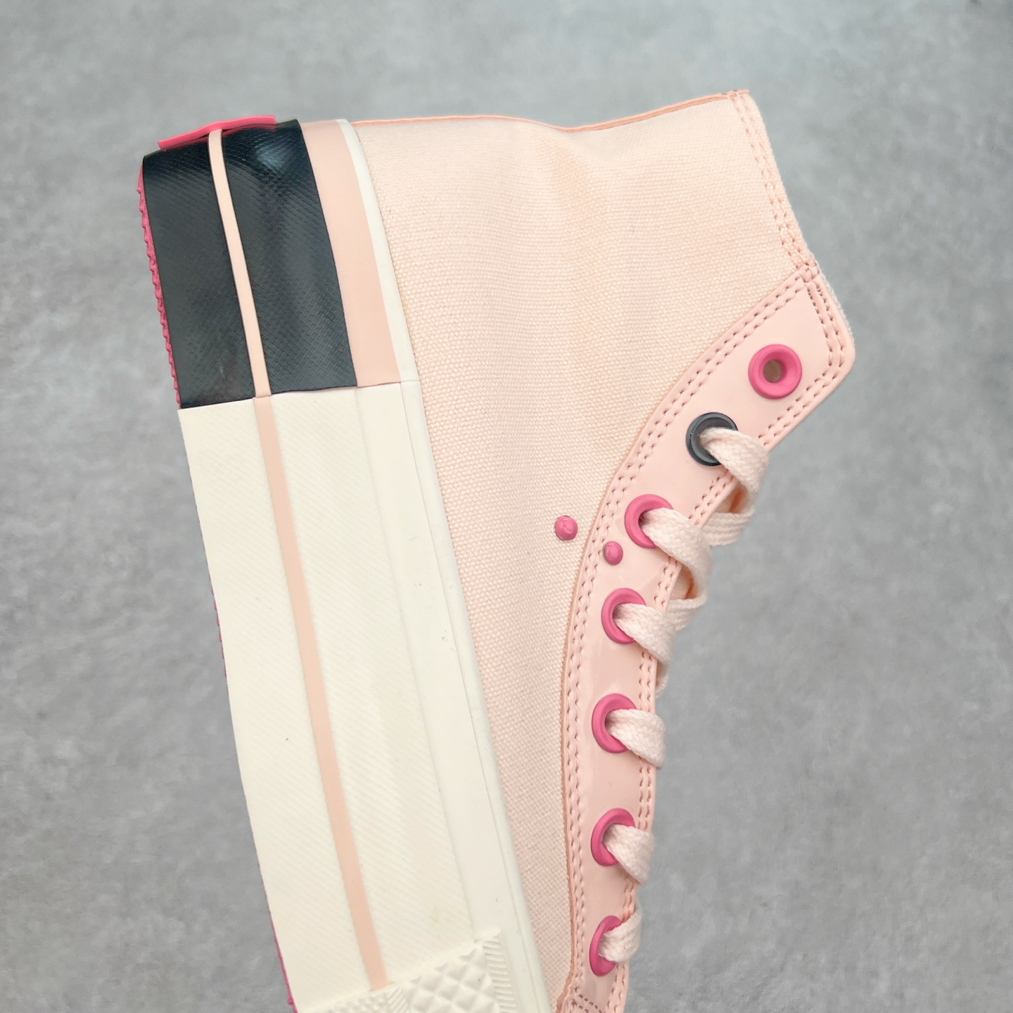 图片[6]-Converse All star lift 增高粉黑 匡威官方新款 防滑耐磨厚底帆布鞋 💓🖤一眼就沦陷的厚底粉高甜酷ACE！ 匡威厚底粉高甜酷系列粉墨登场 女团风造型精髓 角逐穿搭C位！粉色加漆皮撞色点缀经典鞋身 浅粉色鞋带结合黑色鞋带 搭配粉色鞋底和拼接黑色围条 细节满满 贷号：A14825C 尺码：35 36 36.5 37 37.5 38 39 39.5 40-选品中心