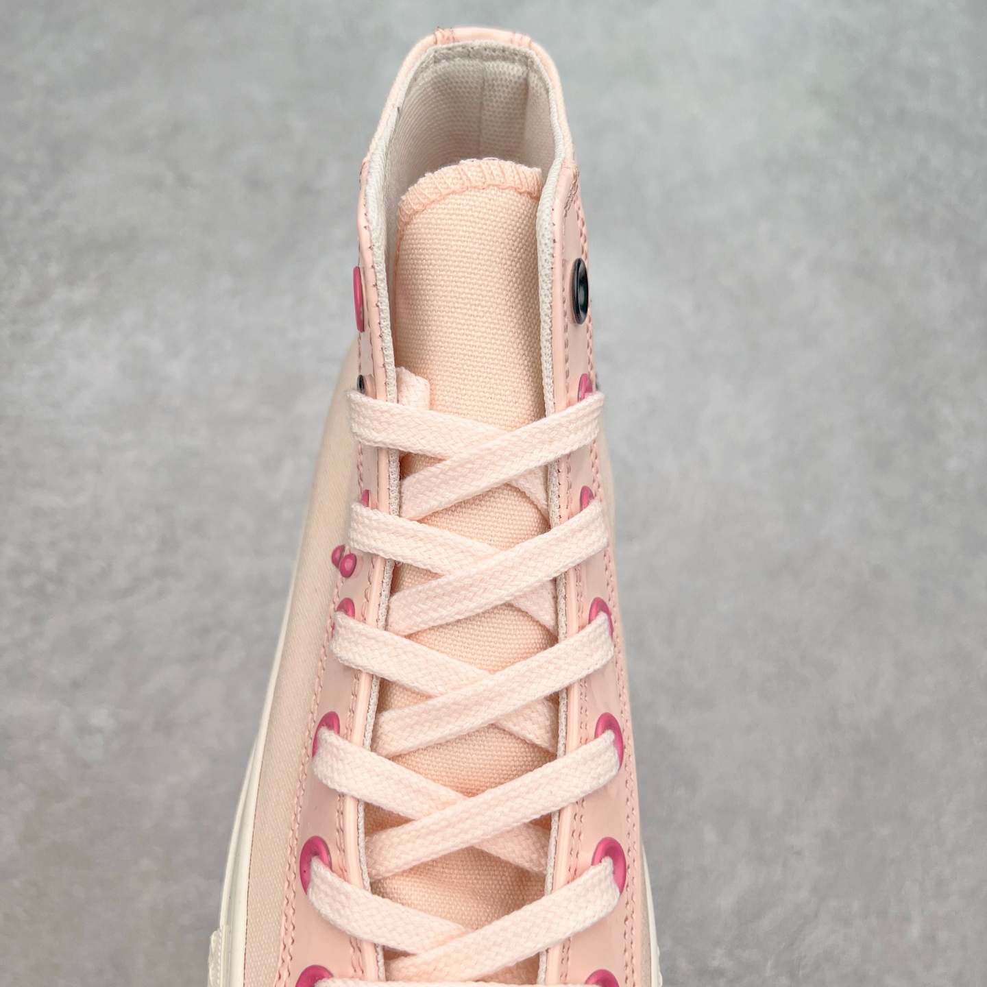 图片[5]-Converse All star lift 增高粉黑 匡威官方新款 防滑耐磨厚底帆布鞋 💓🖤一眼就沦陷的厚底粉高甜酷ACE！ 匡威厚底粉高甜酷系列粉墨登场 女团风造型精髓 角逐穿搭C位！粉色加漆皮撞色点缀经典鞋身 浅粉色鞋带结合黑色鞋带 搭配粉色鞋底和拼接黑色围条 细节满满 贷号：A14825C 尺码：35 36 36.5 37 37.5 38 39 39.5 40-选品中心